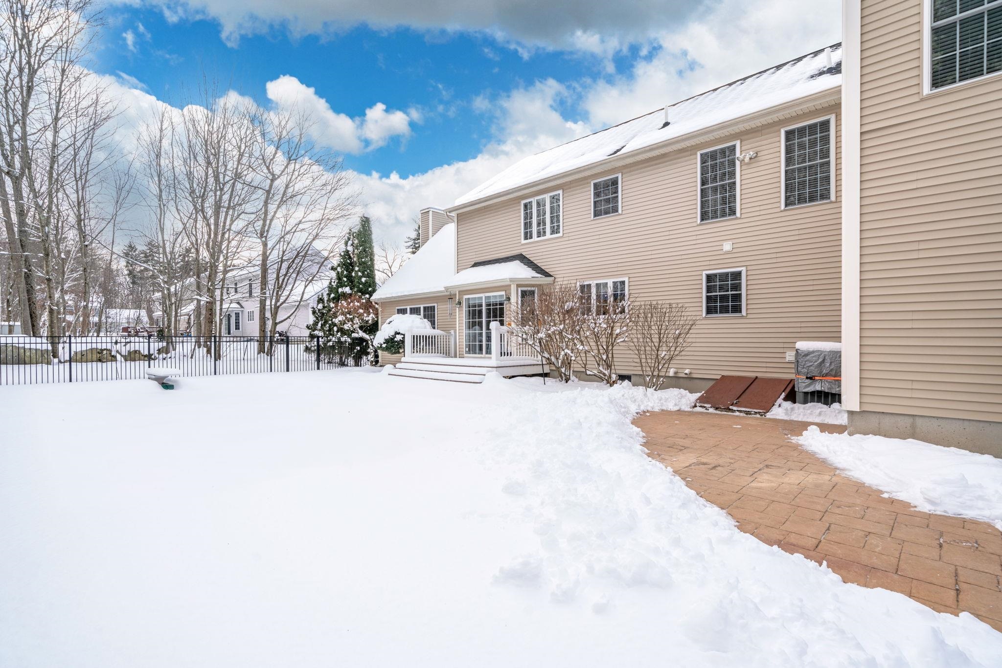 5 Thistle Ln, Hooksett, NH 03106
