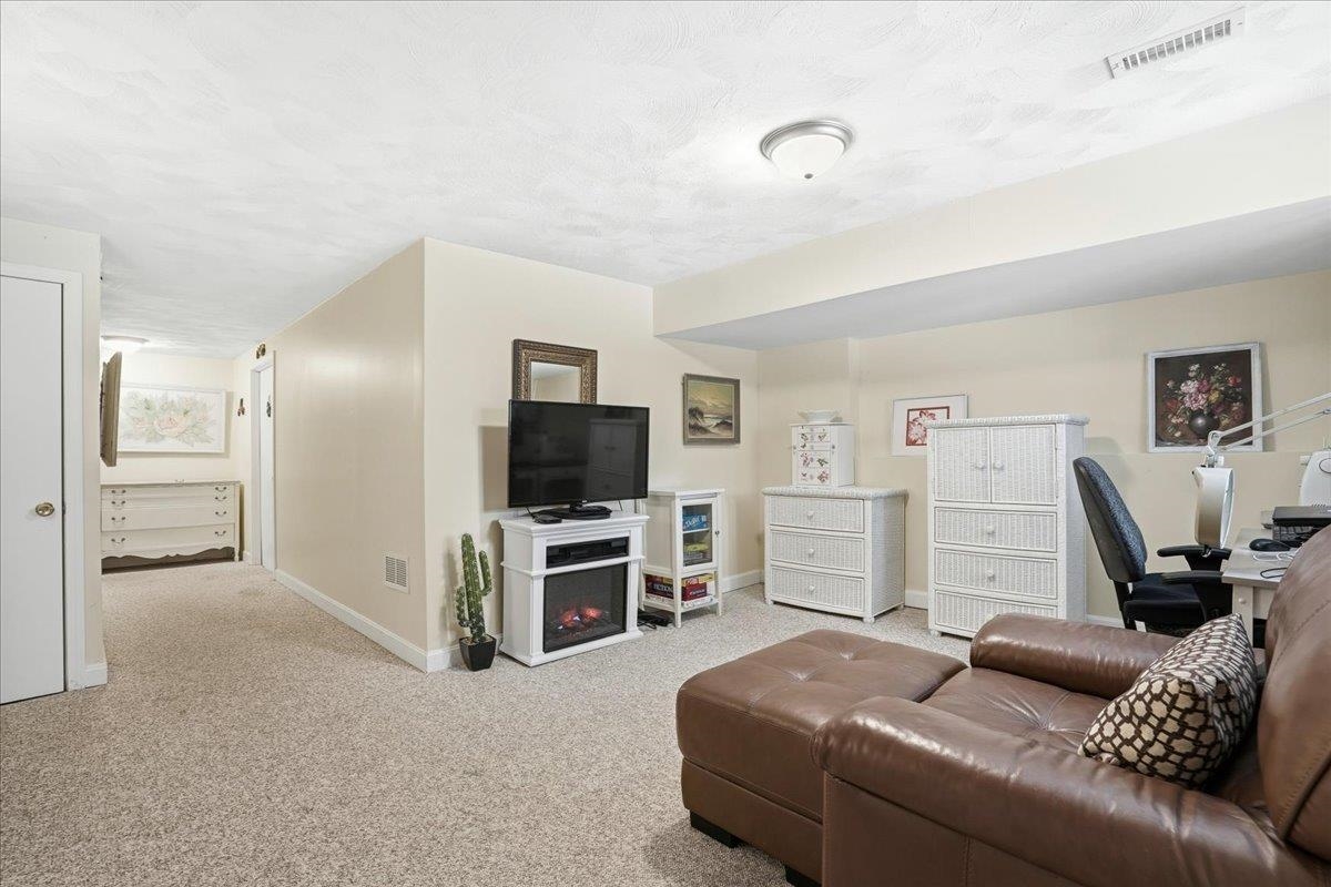 43 Hawkstead Hl, Nashua, NH 03063