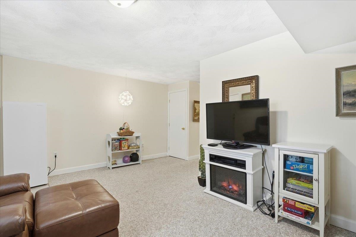 43 Hawkstead Hl, Nashua, NH 03063