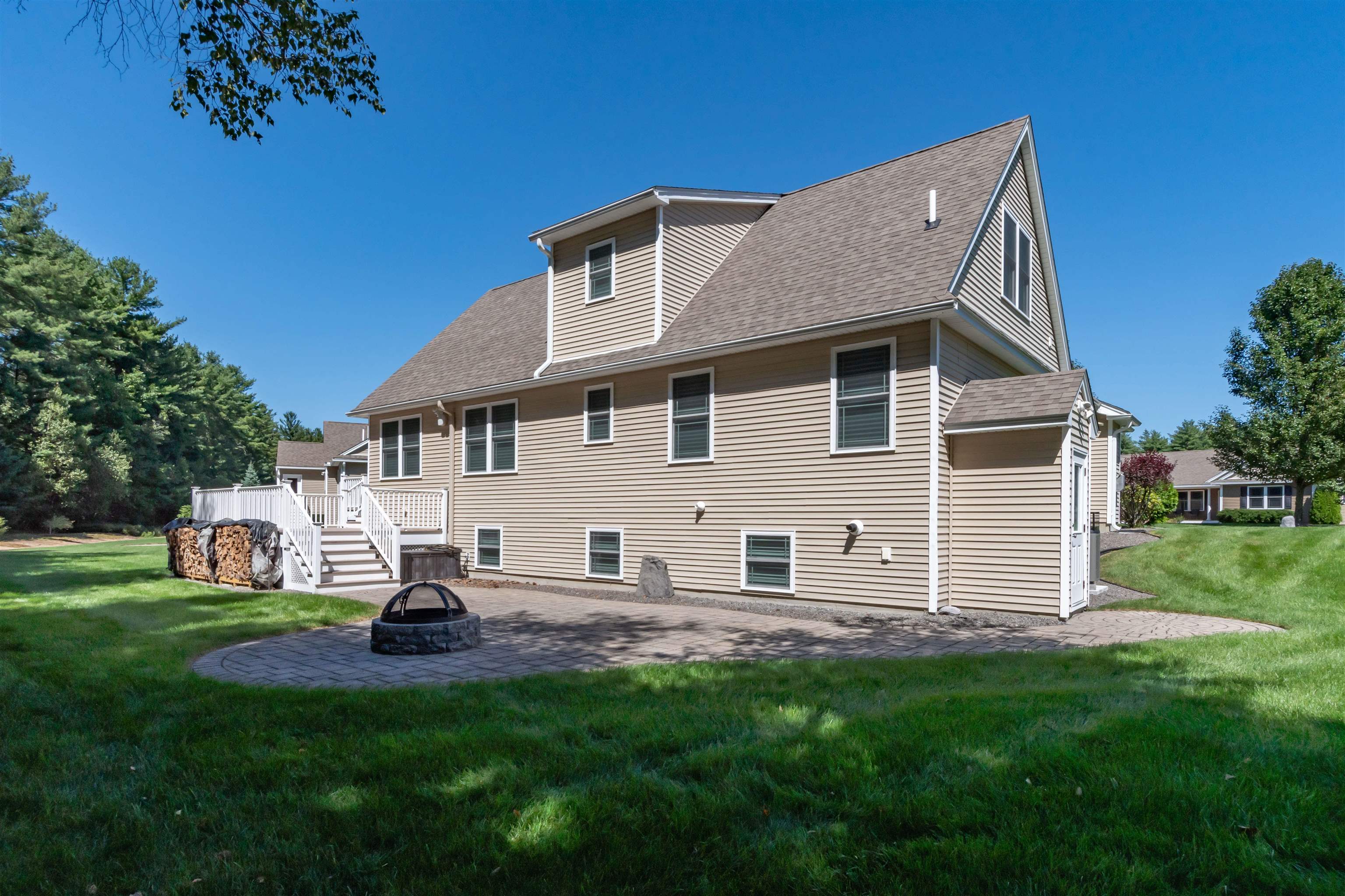 9 Pilgrim Cir, Nashua, NH 03063