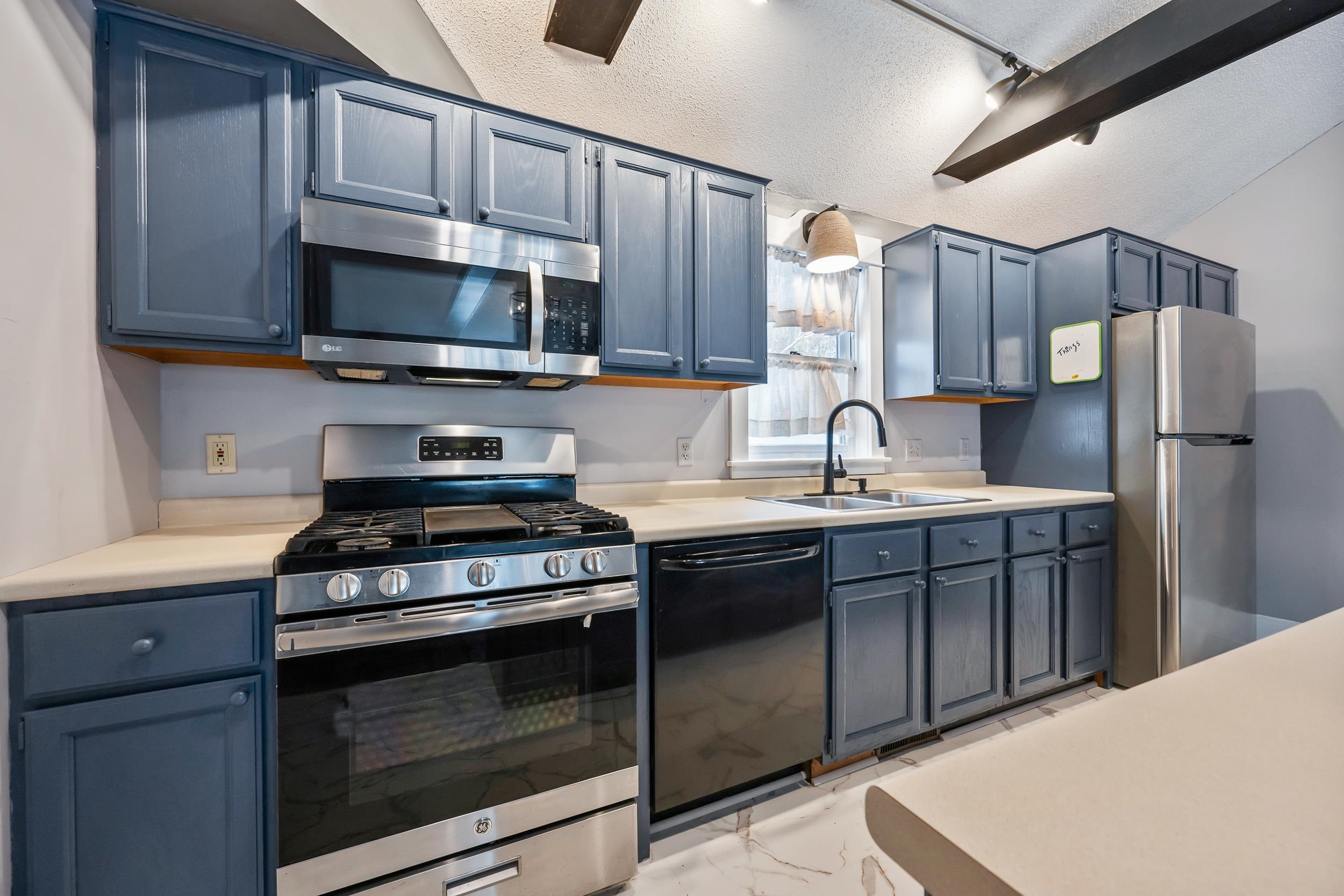 8 Ross Farm Rd, Albany, NH 03818