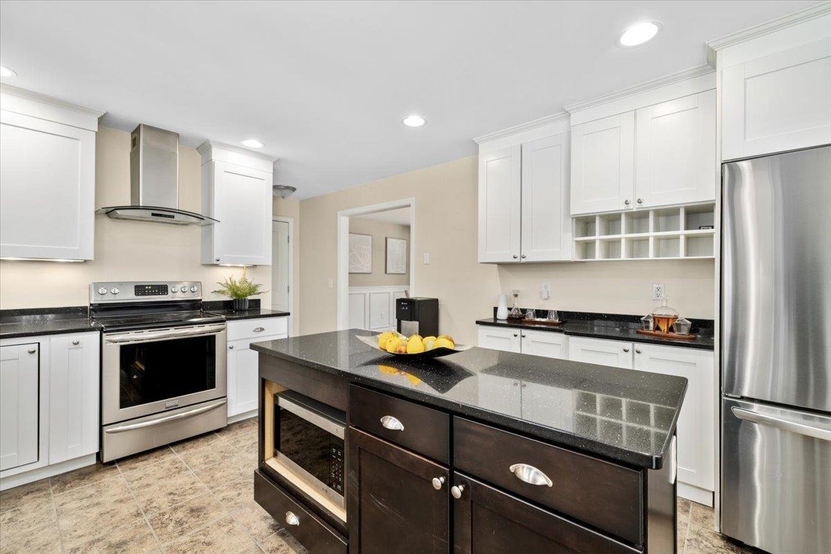 10 Berlang Rd, Londonderry, NH 03053