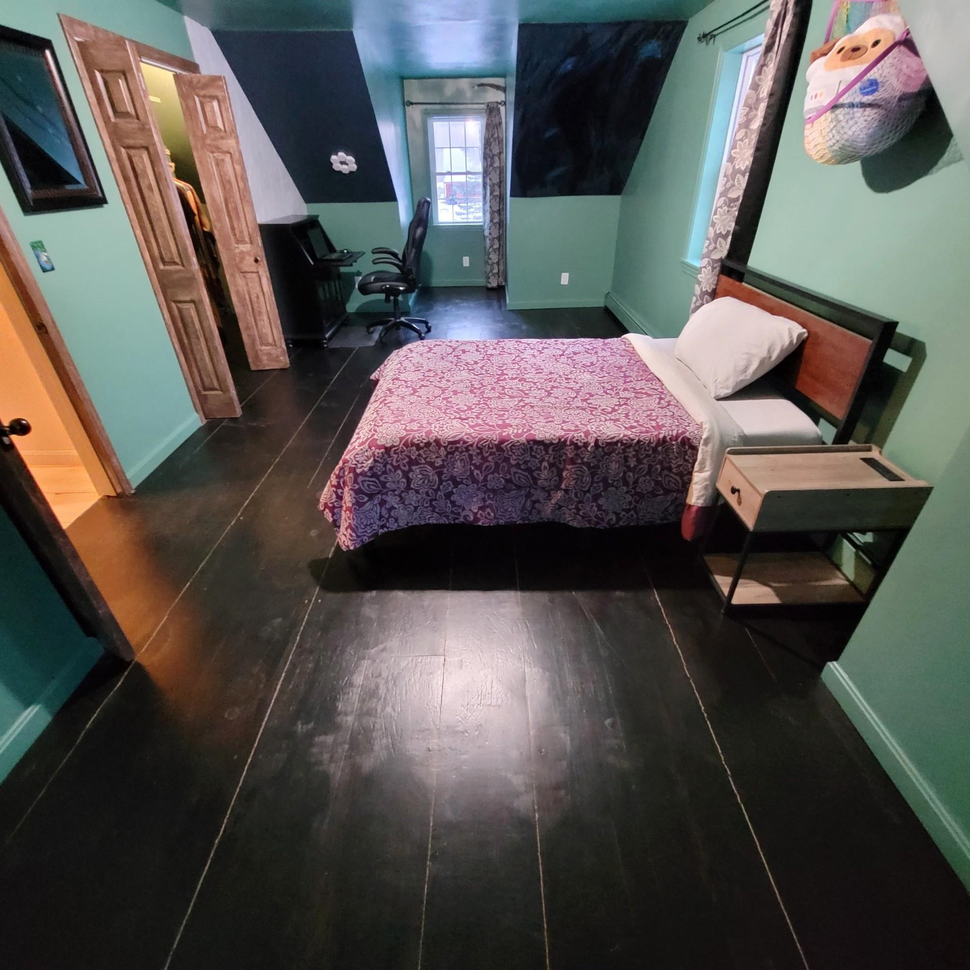 Huge 3rd bedrm, walk-in closet & alcove