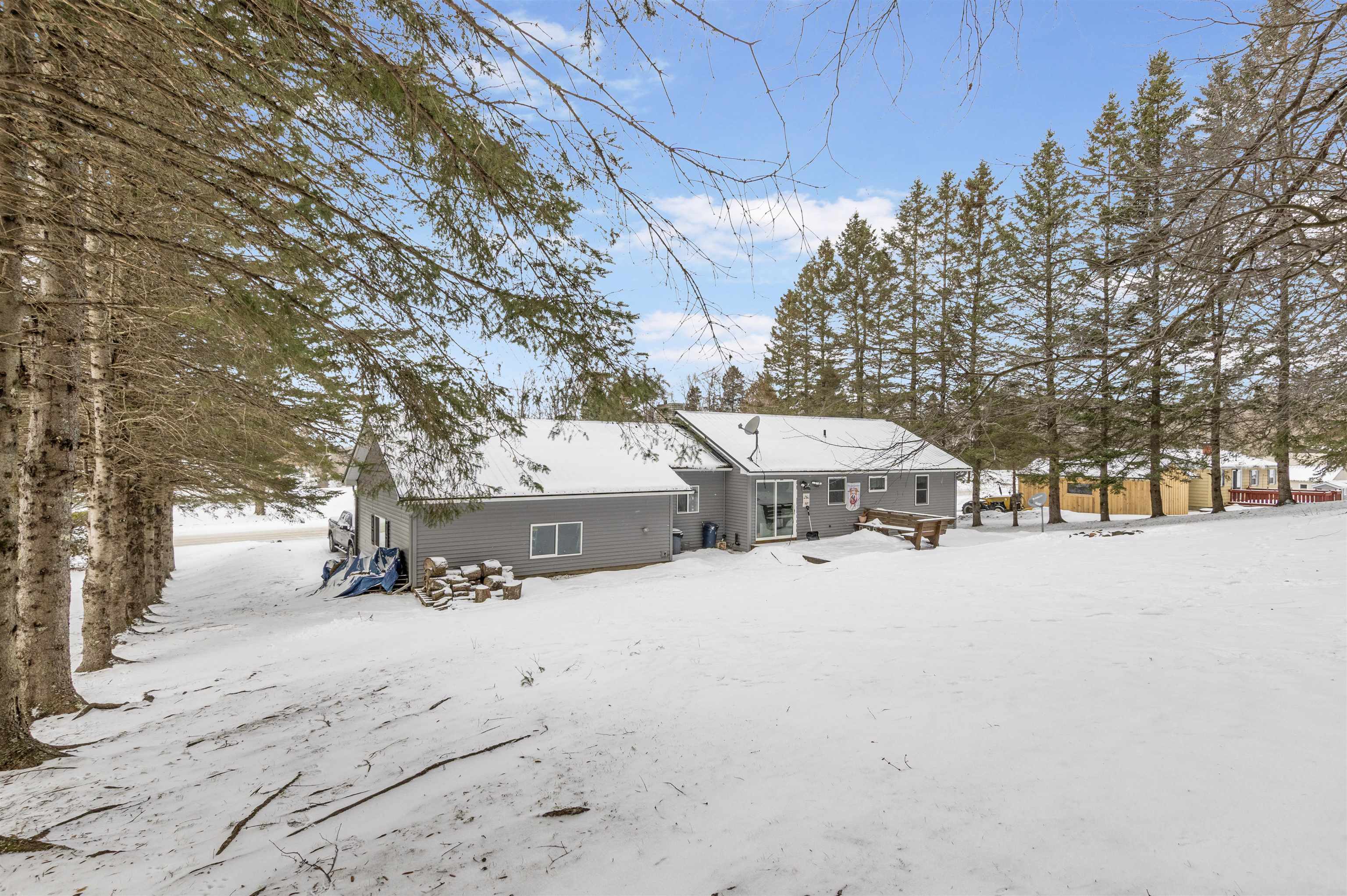 94 Corliss Ln, Colebrook, NH 03576