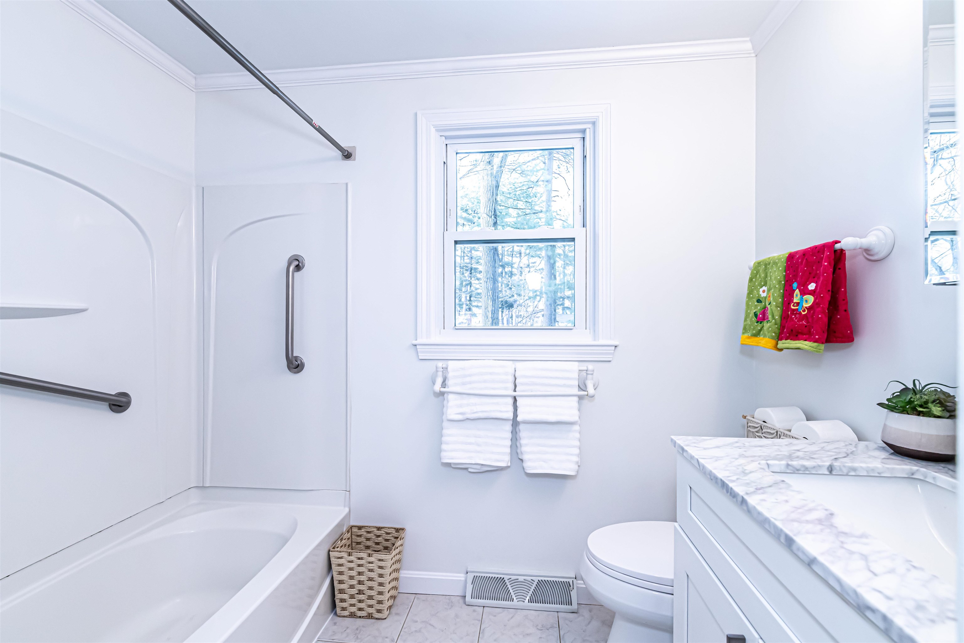 6 Lamplighter Dr, Nashua, NH 03064