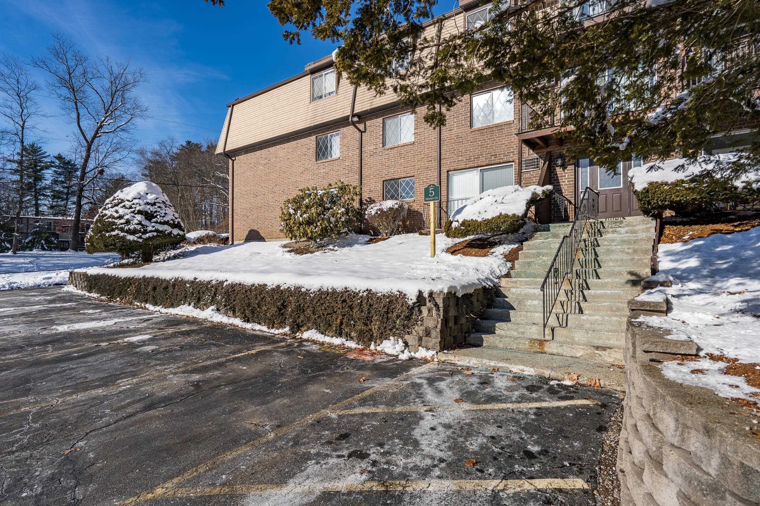 5 Silvestri Cir, Derry, NH 03038