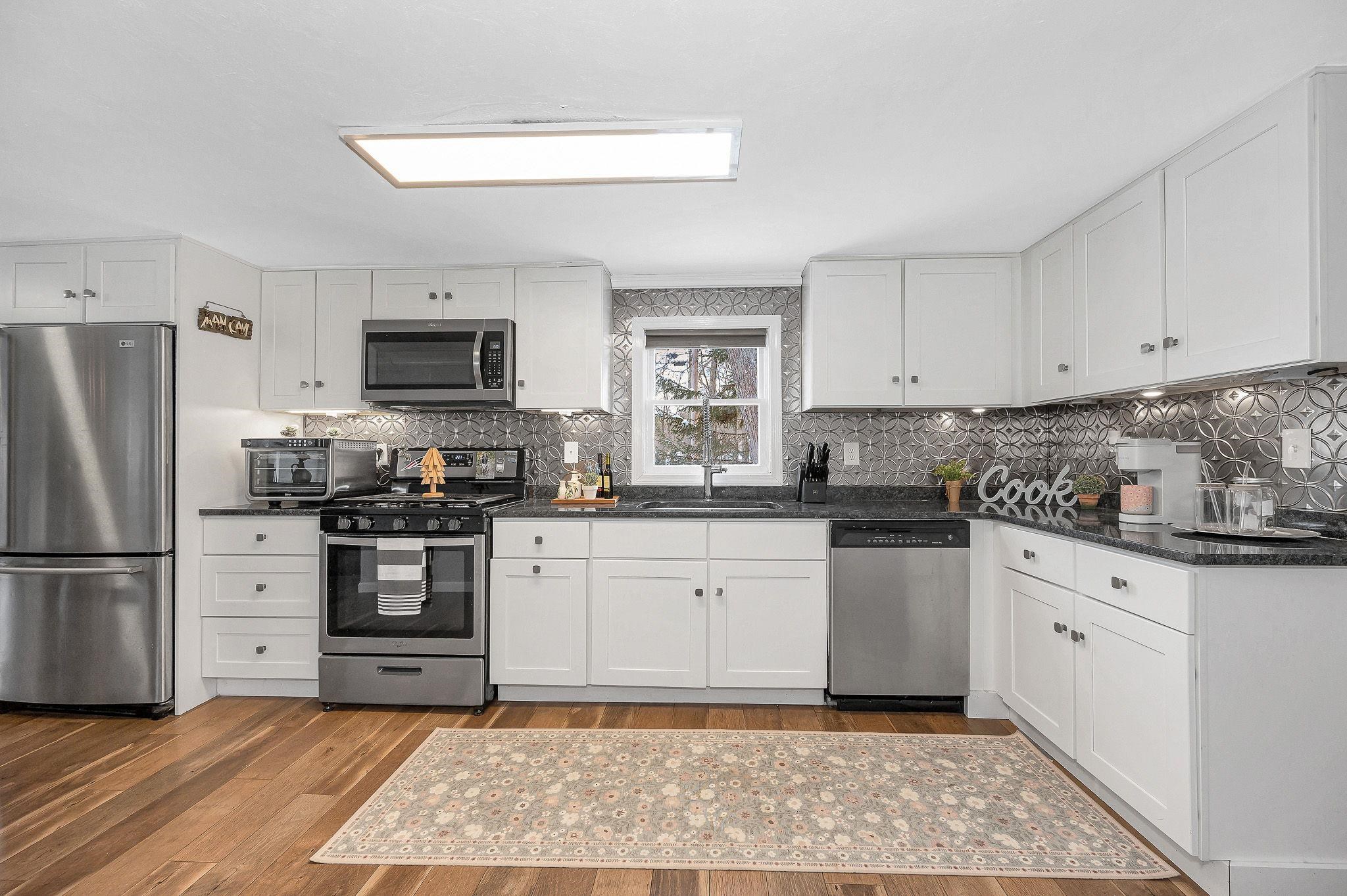 14 Cove Dr, Derry, NH 03038