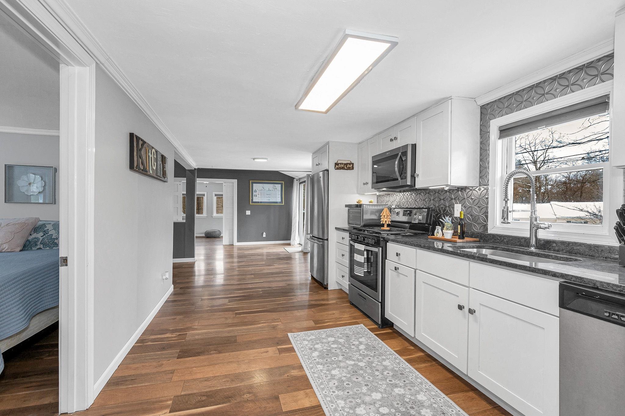 14 Cove Dr, Derry, NH 03038