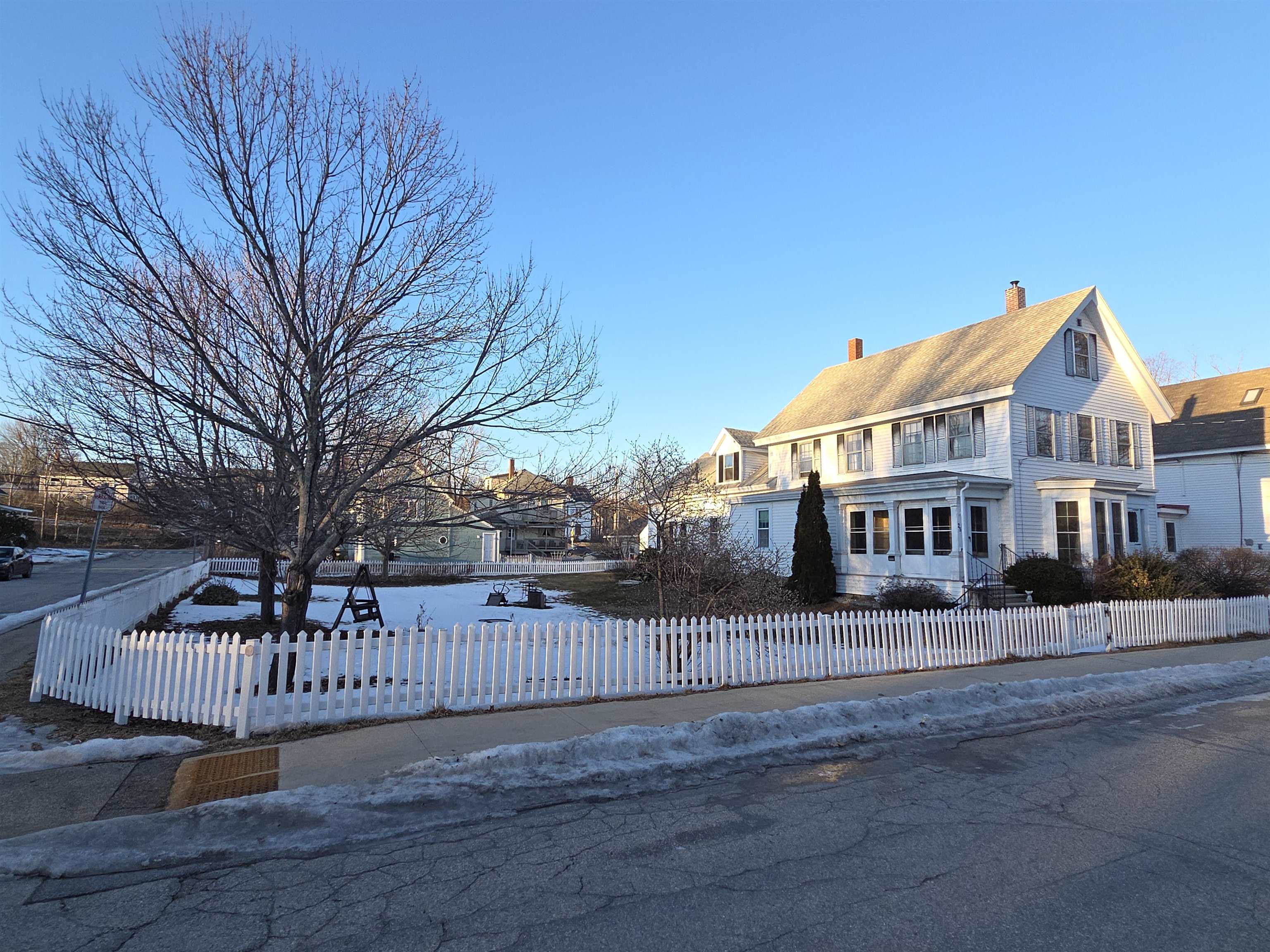 25 Pleasant St, Farmington, NH 03835