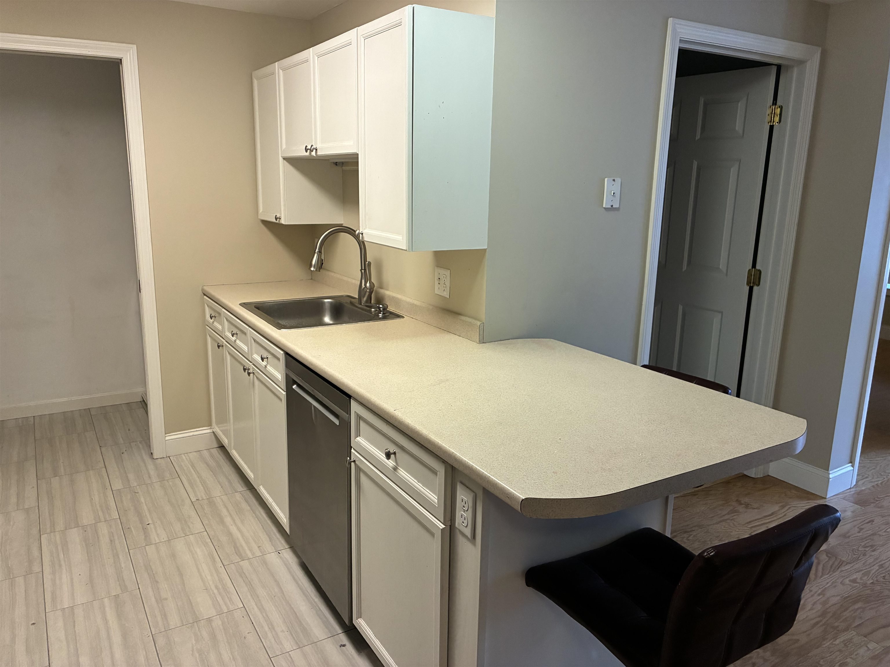 14 Crestview Cir, Londonderry, NH 03053