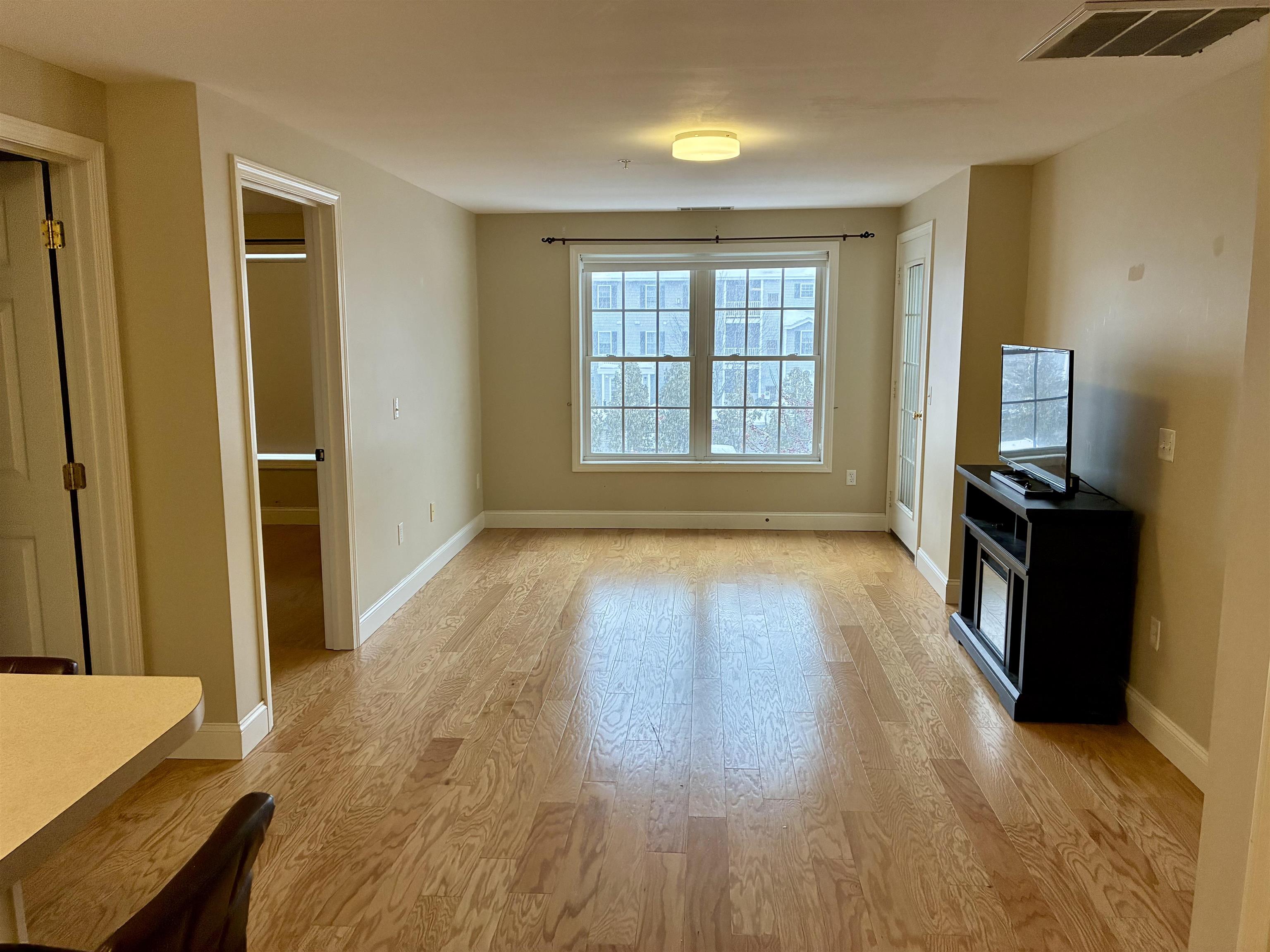 14 Crestview Cir, Londonderry, NH 03053