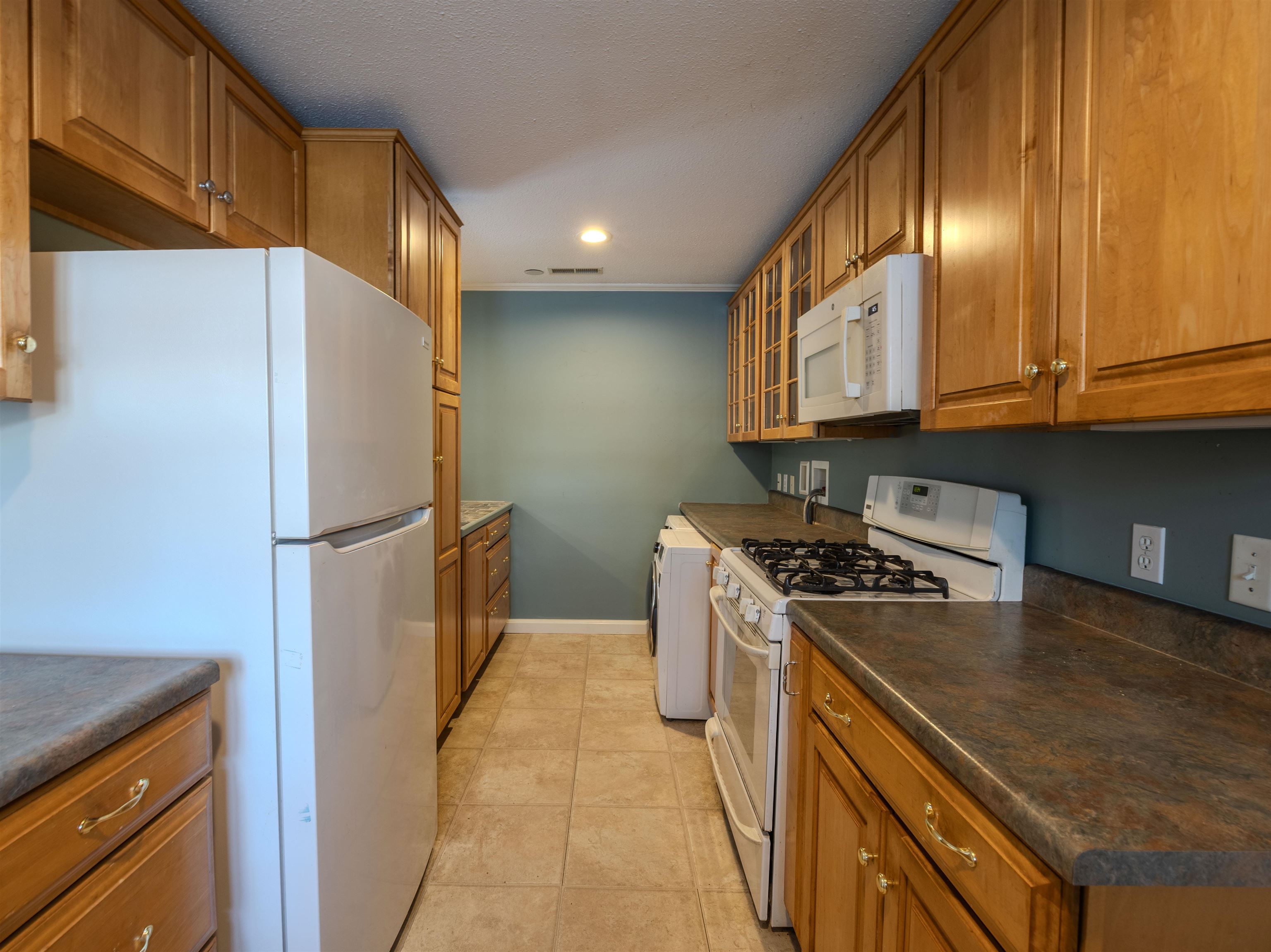 143 Hilltop Pl, New London, NH 03257