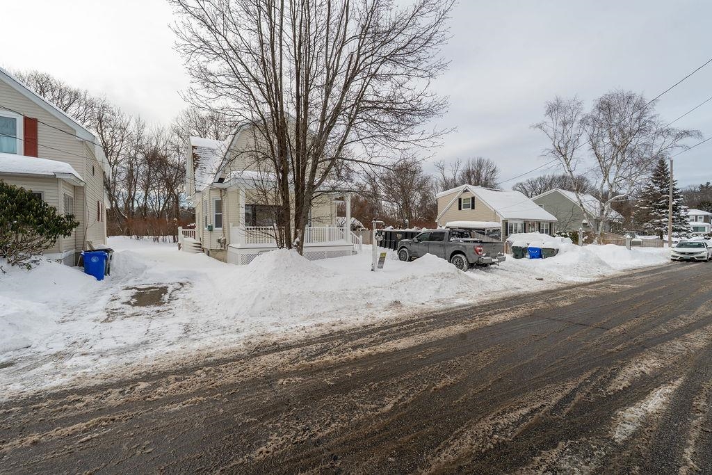 100 Crescent Rd, Manchester, NH 03103