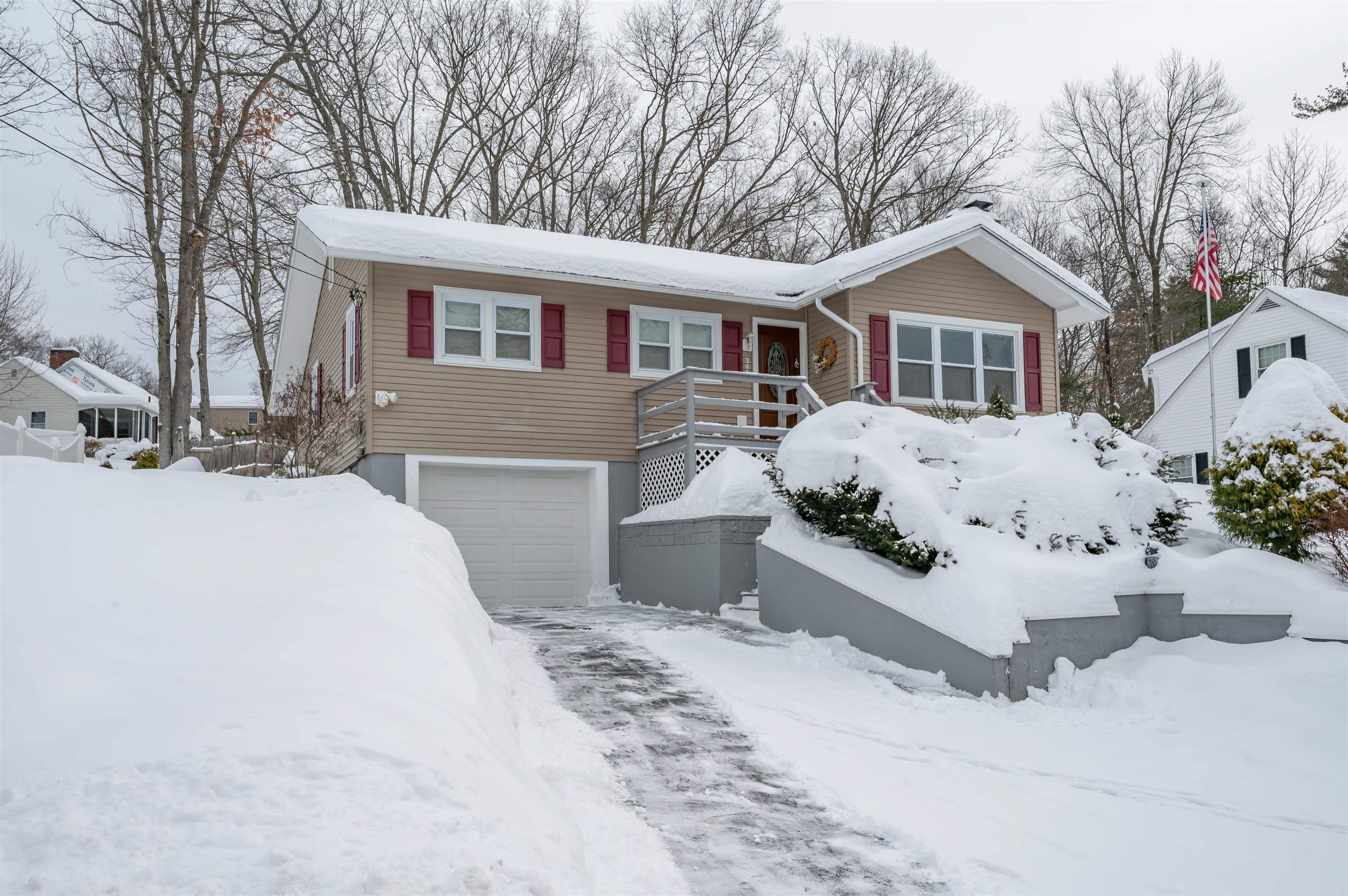 245 Pickering St, Manchester, NH 03104