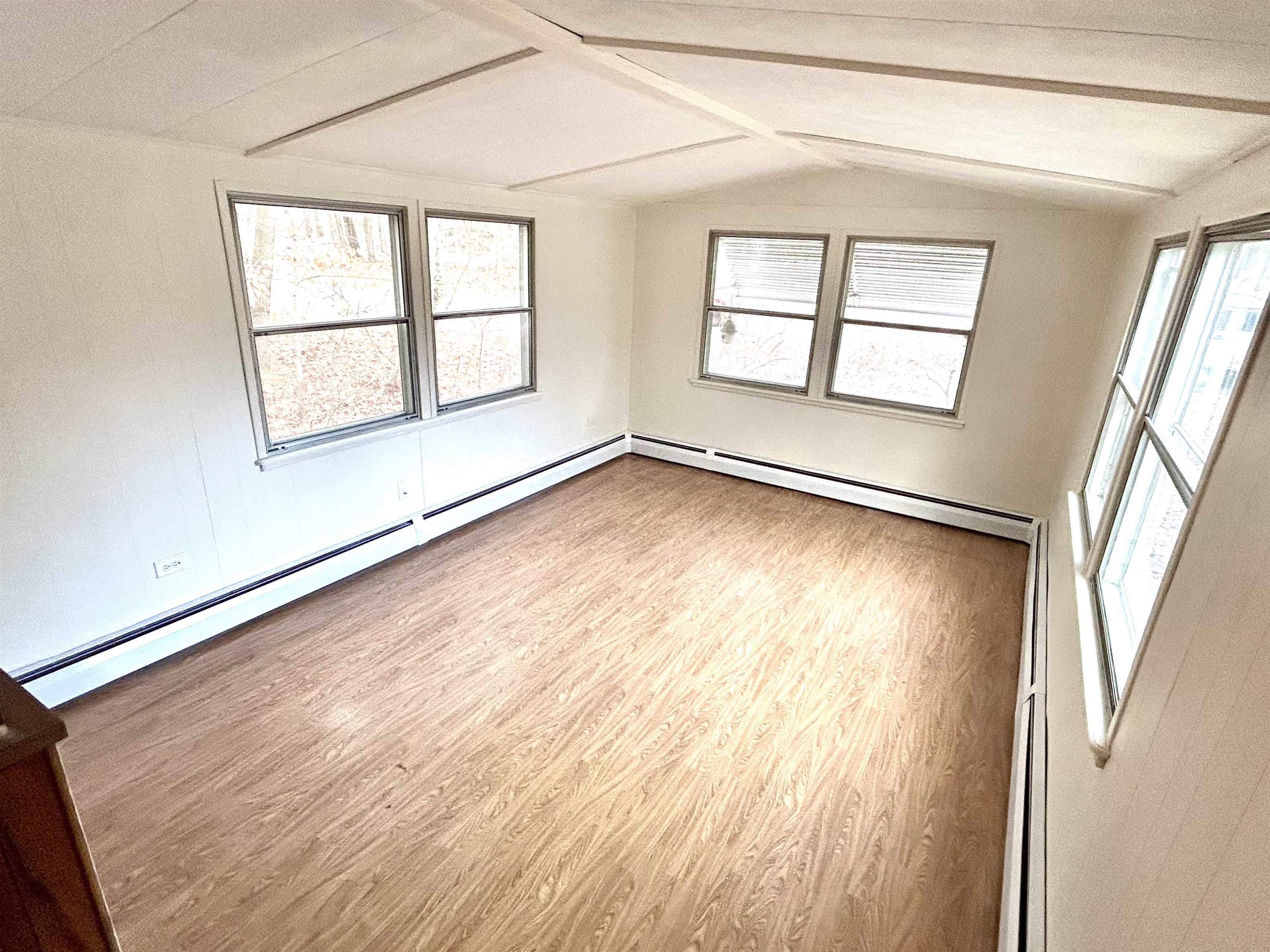 3 Hoover Cir, Loudon, NH 03301