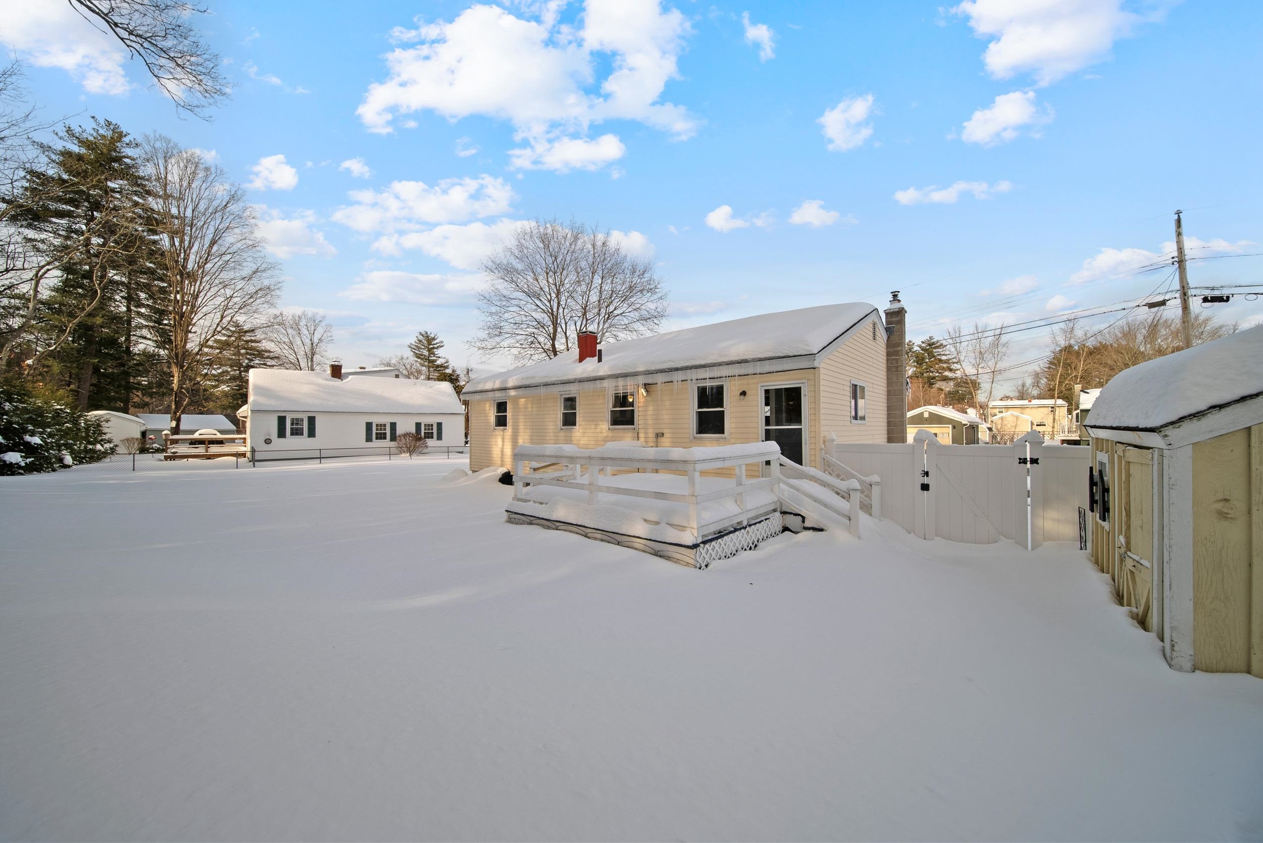 4 Portchester Dr, Nashua, NH 03062