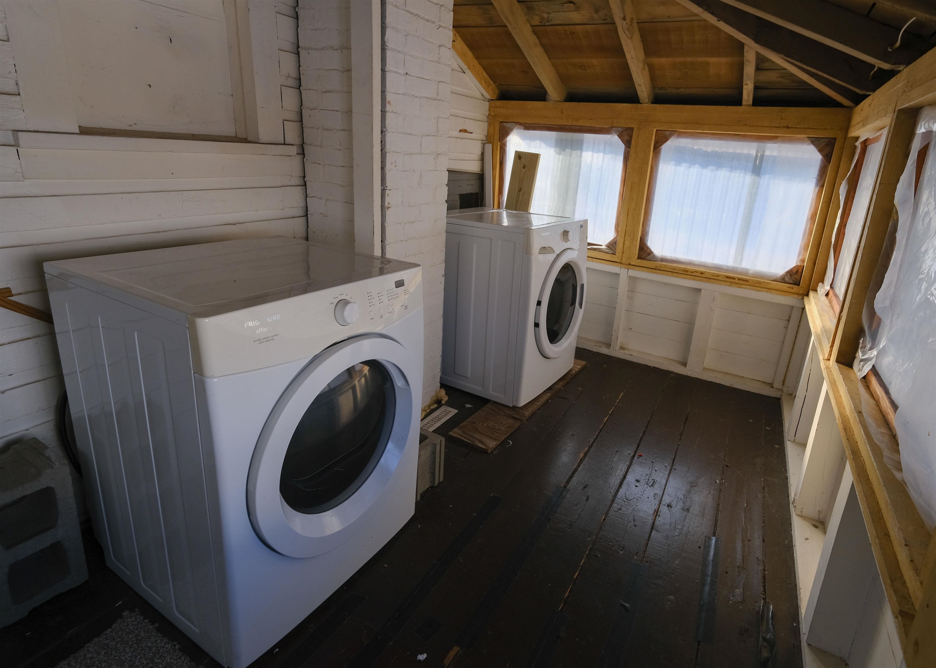 Unit 2 - Enclosed Porch/Laundry 24660716