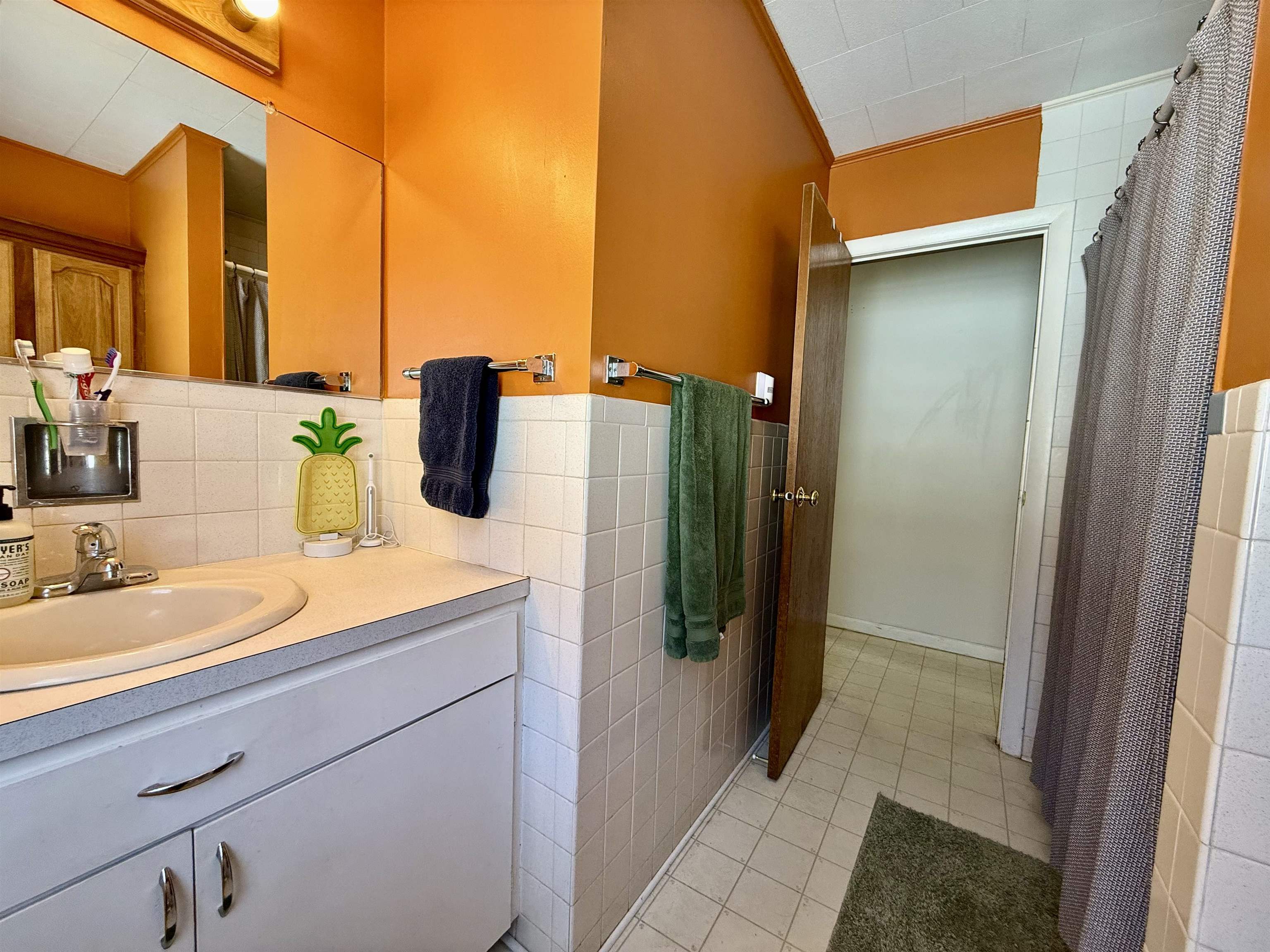 1st Floor Full Bathroom 24665071