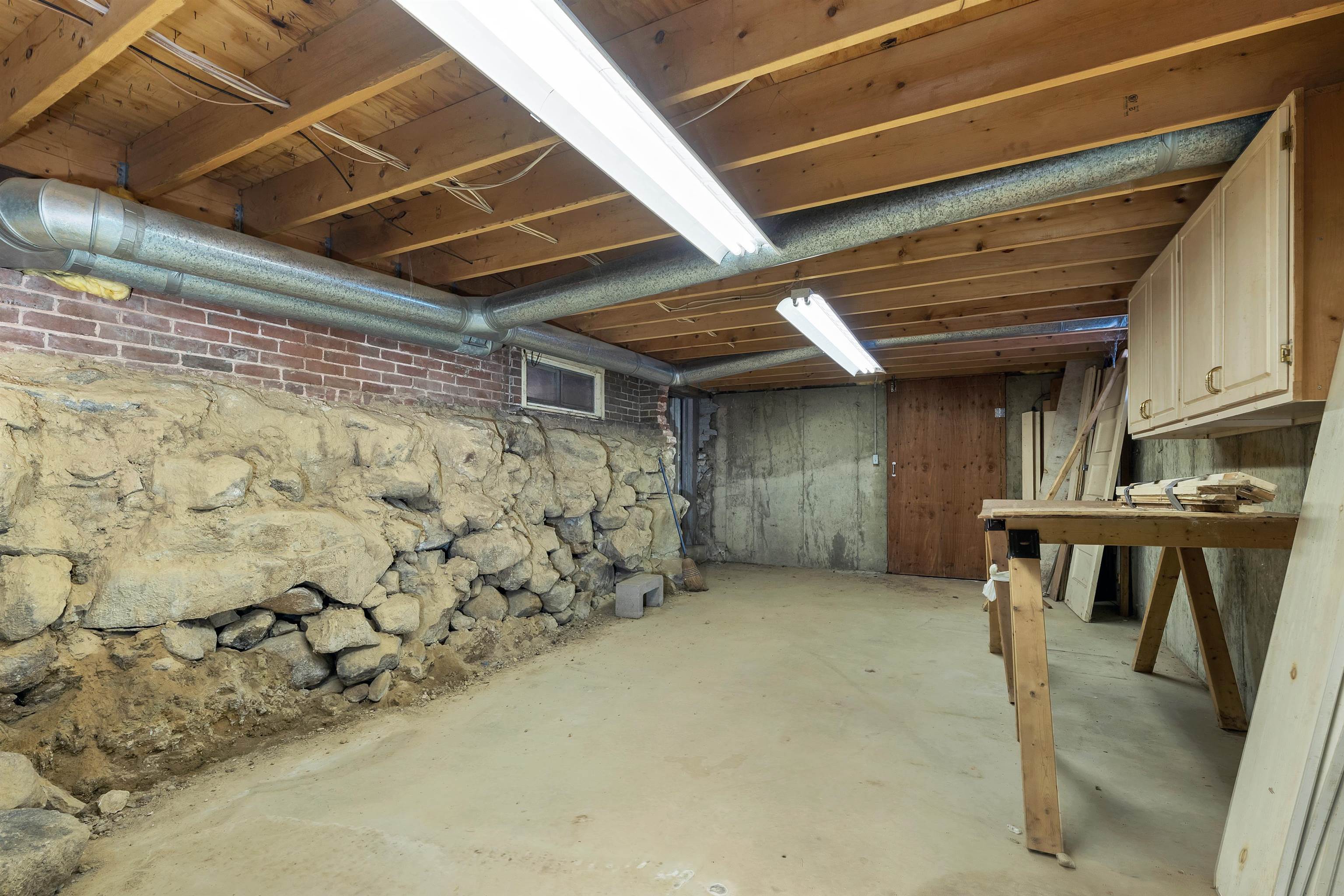 27 Tremont St, Laconia, NH 03246