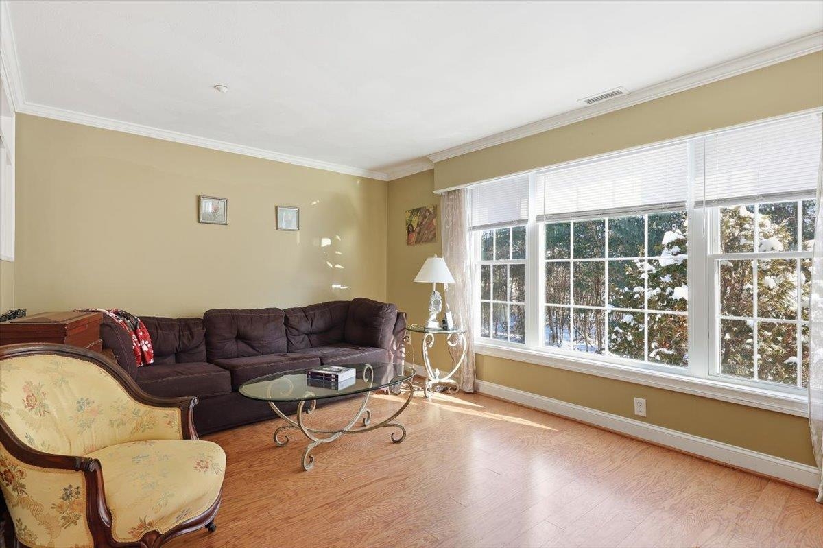 1 Maple Ridge Dr, Merrimack, NH 03054