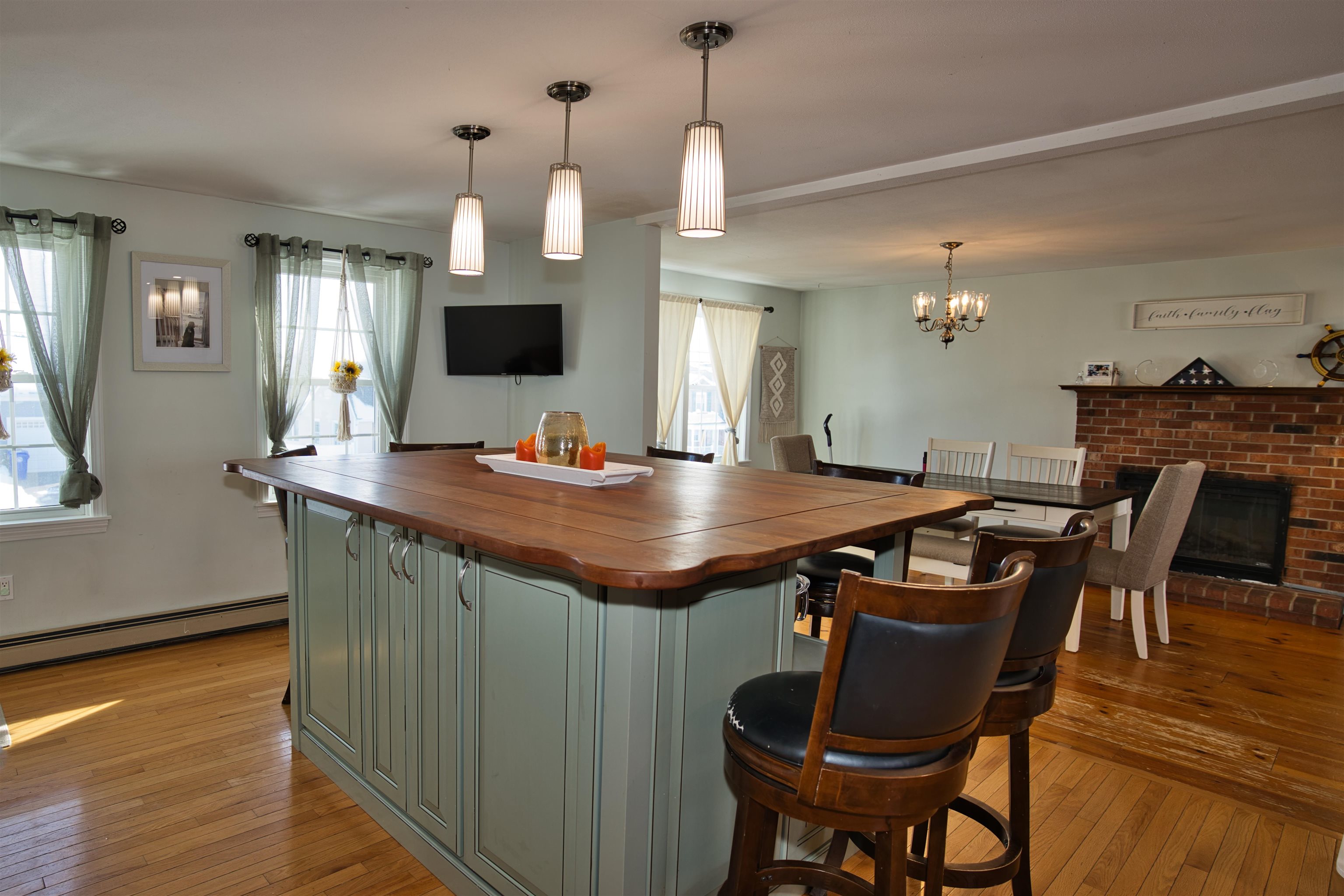 78 Lynwood Ln, Manchester, NH 03109