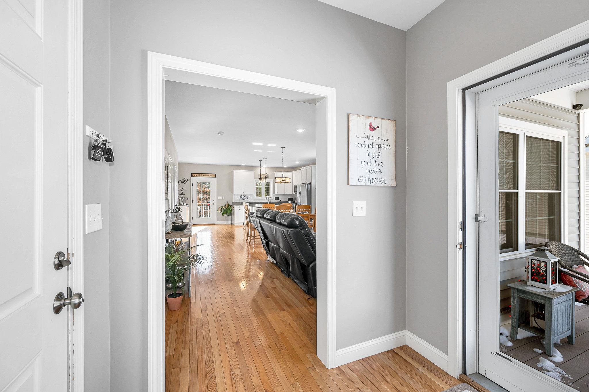 8 Crown Point Cir, Merrimack, NH 03054