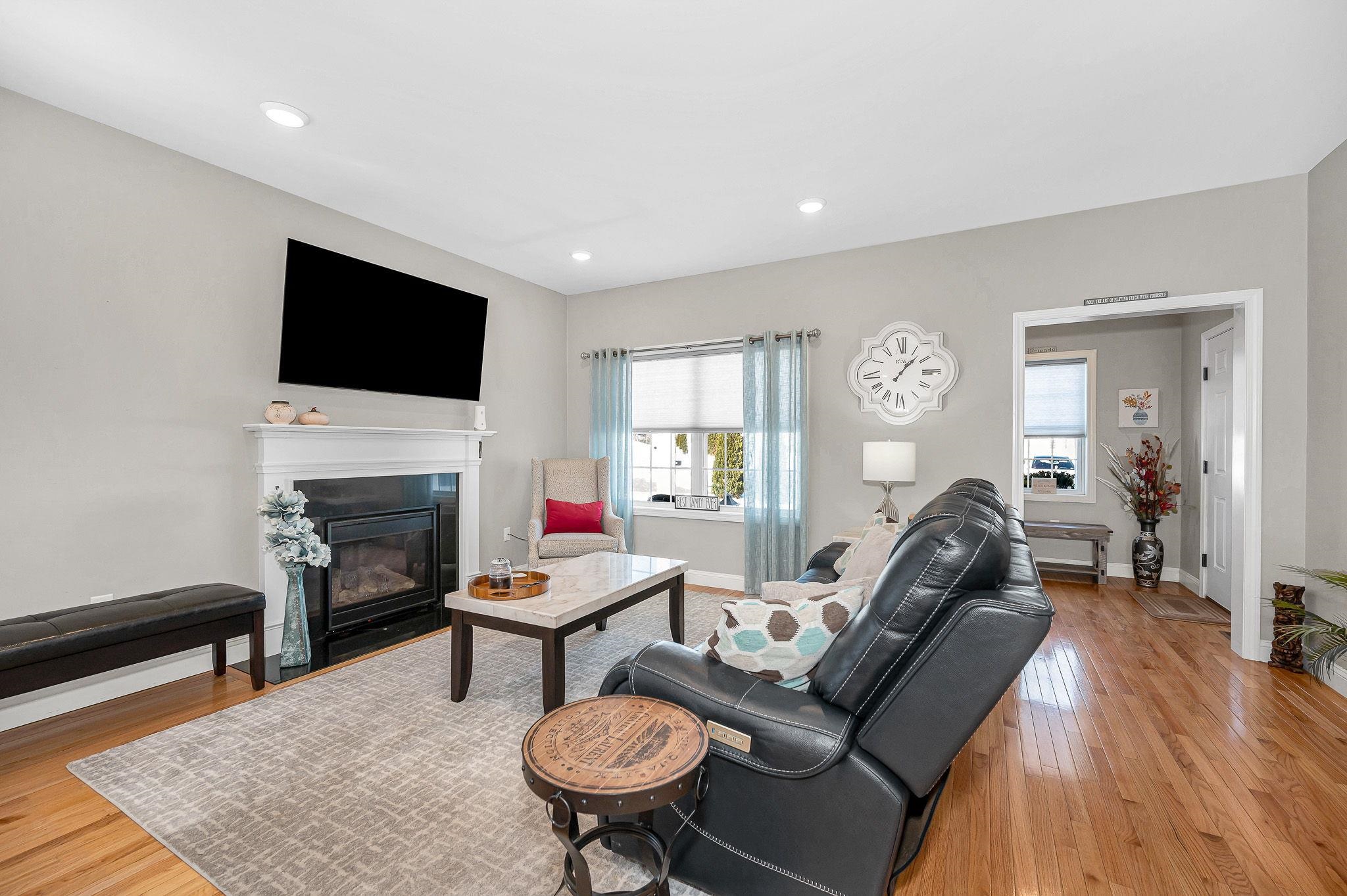 8 Crown Point Cir, Merrimack, NH 03054