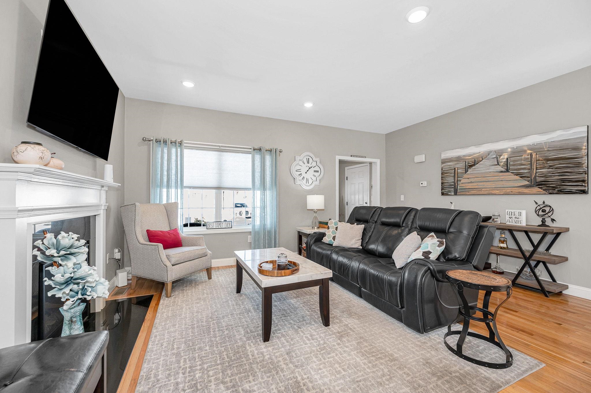 8 Crown Point Cir, Merrimack, NH 03054