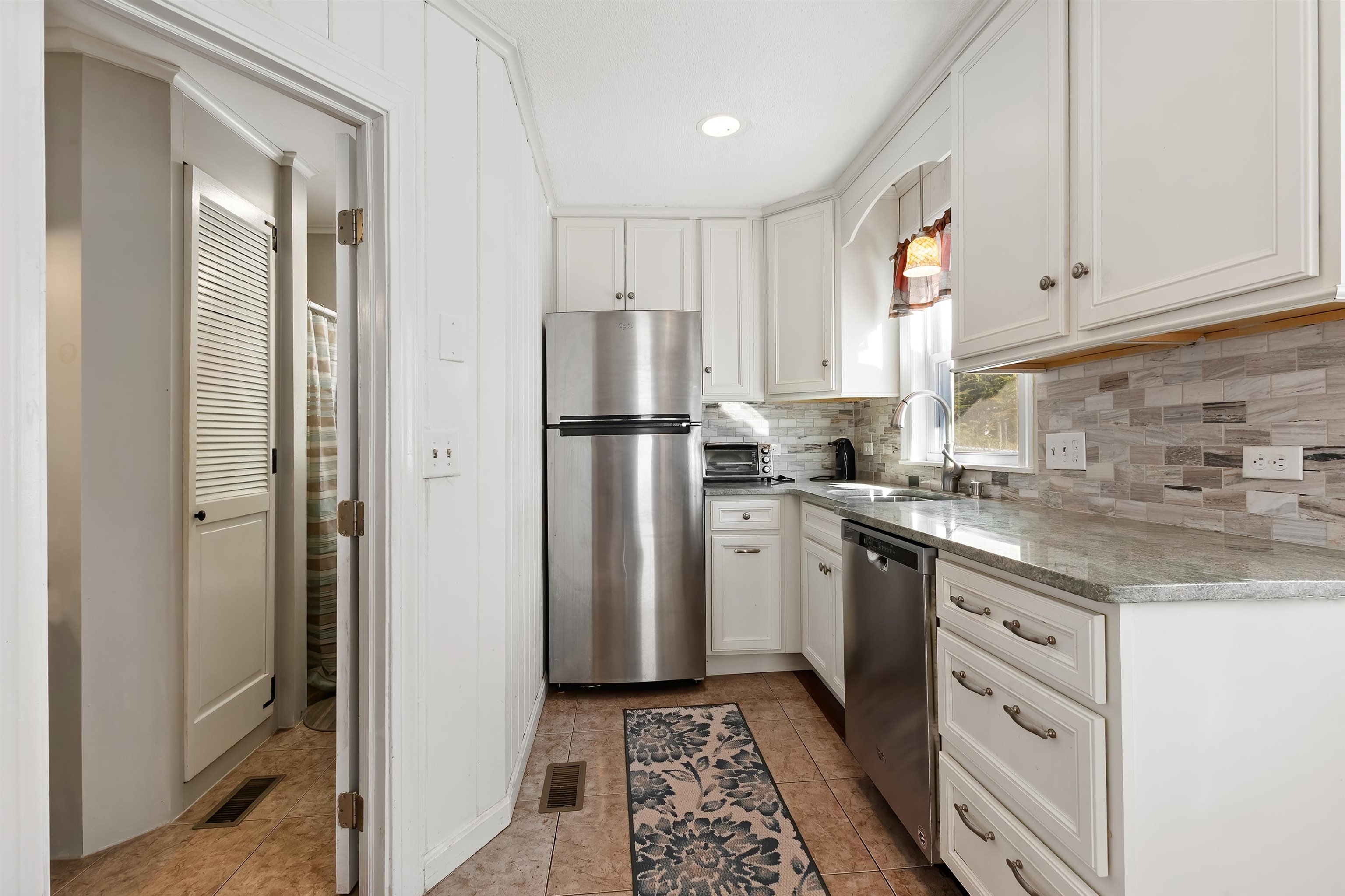 33 Endicott St, Wolfeboro, NH 03894