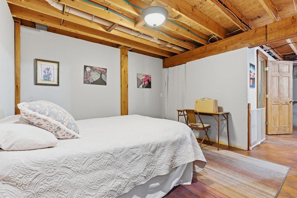 Sewing Room 24679059