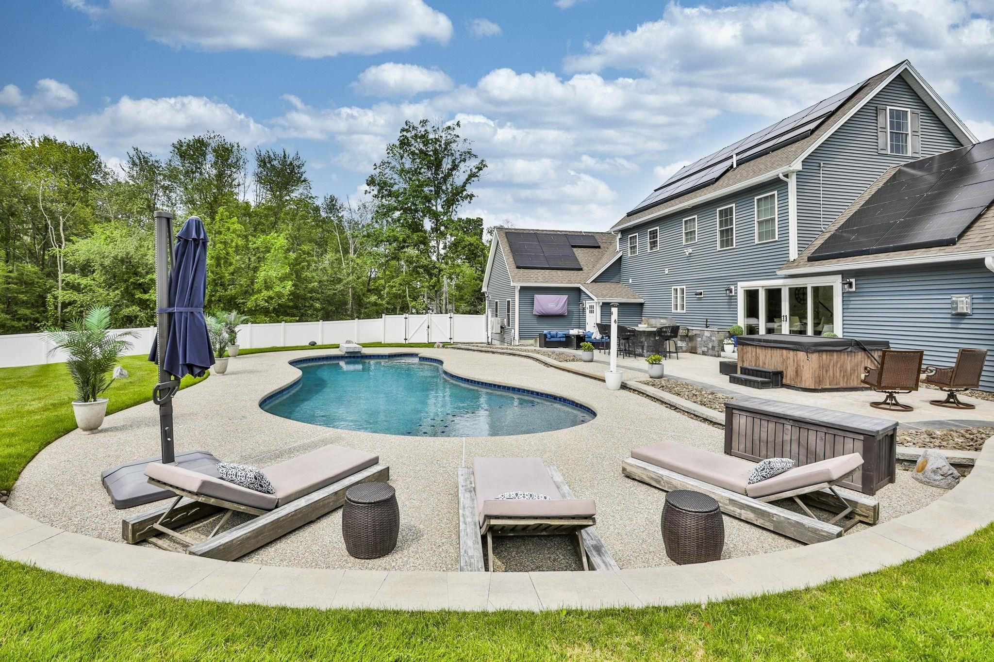 3 Pages Ln, Atkinson, NH 03811