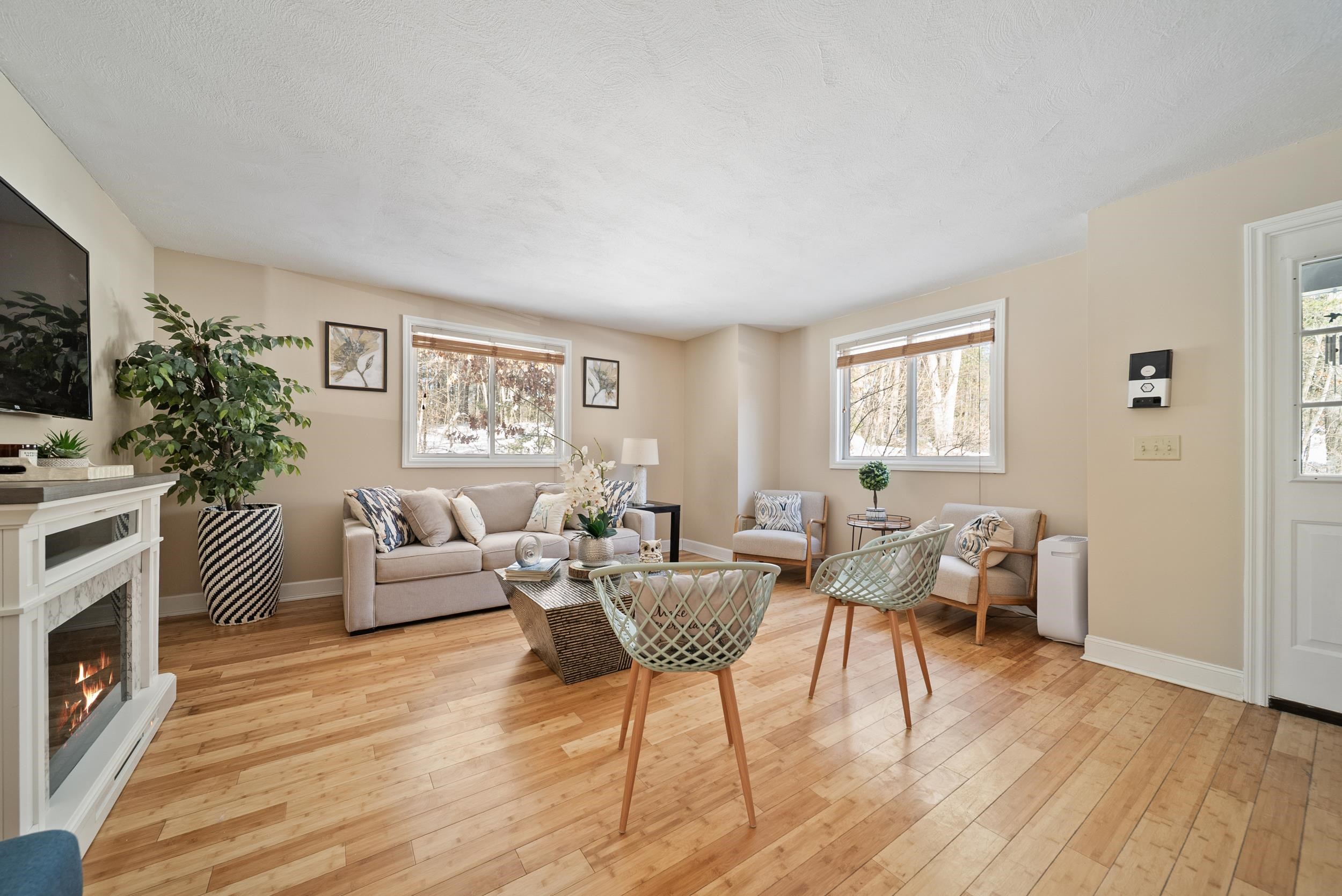 8 Standish Way, Amherst, NH 03031