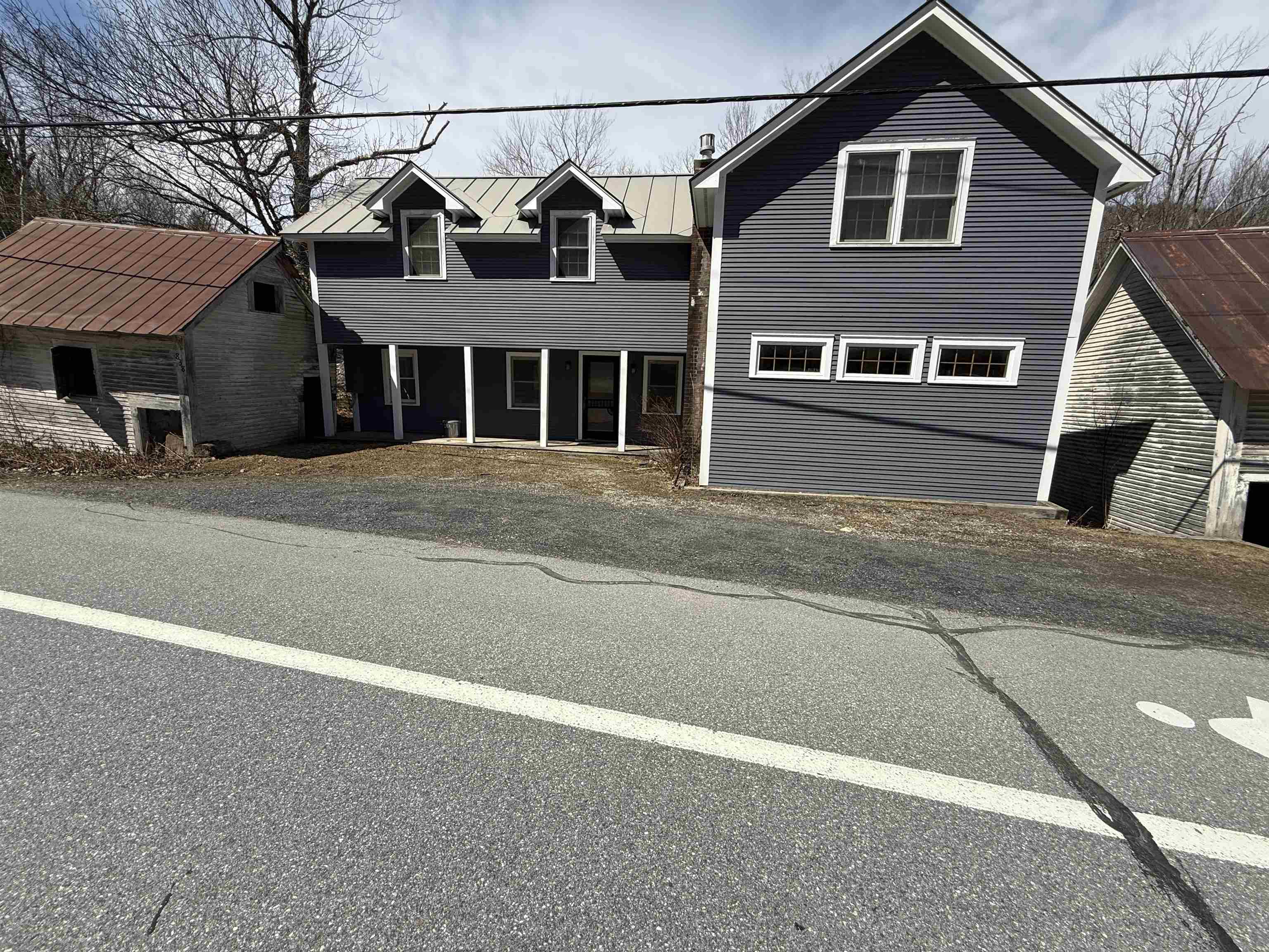 HISTORIC HOME W/STRAIGHT LINES 25015829