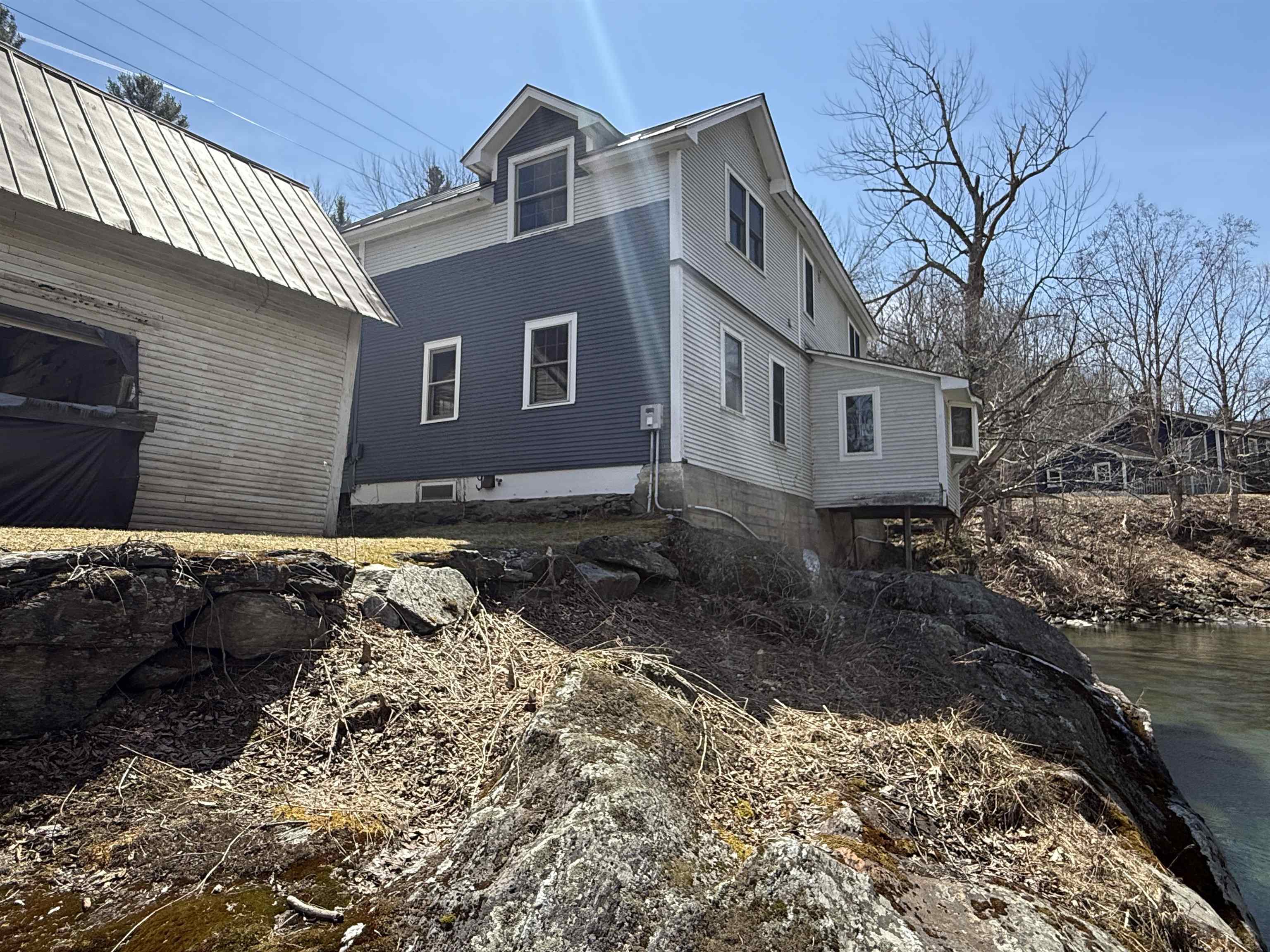 HOME SITS OVER ITS OWN SWIMMING HOLE 25015834