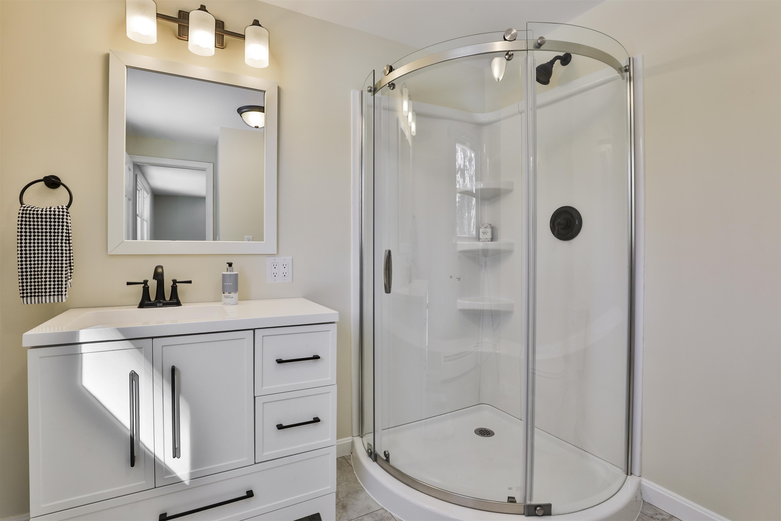 139 Peele Rd, Nashua, NH 03062