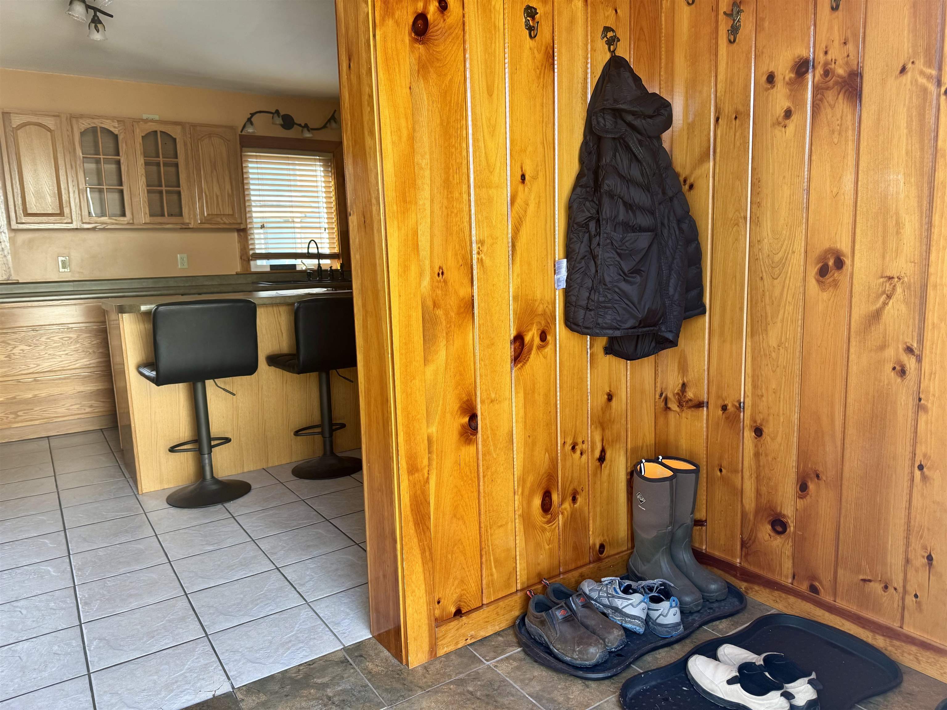 Entry mud room 24689323