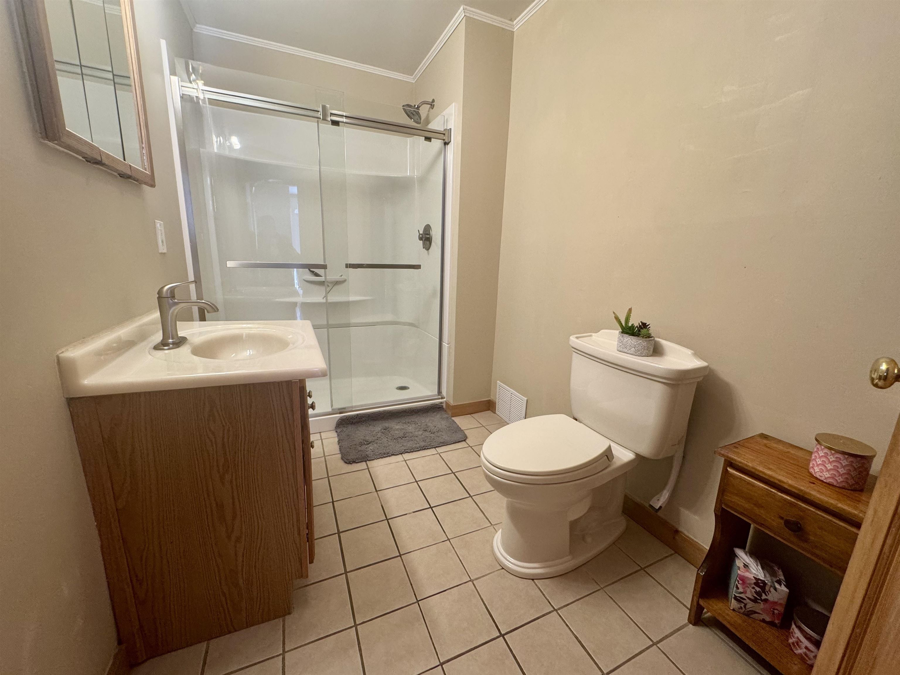 First floor 3/4 bath 24689317