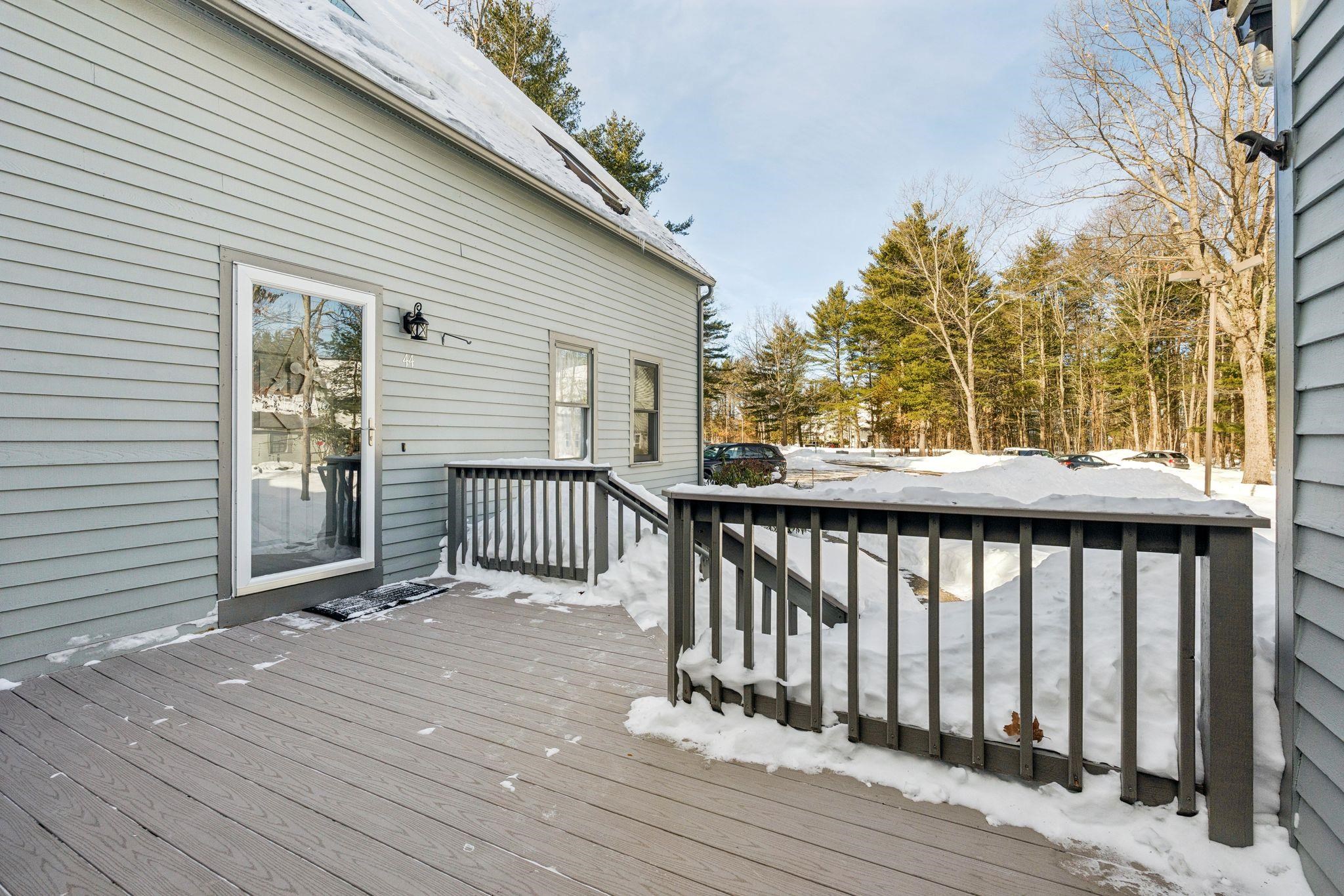 44 Glengarry Dr, Stratham, NH 03885