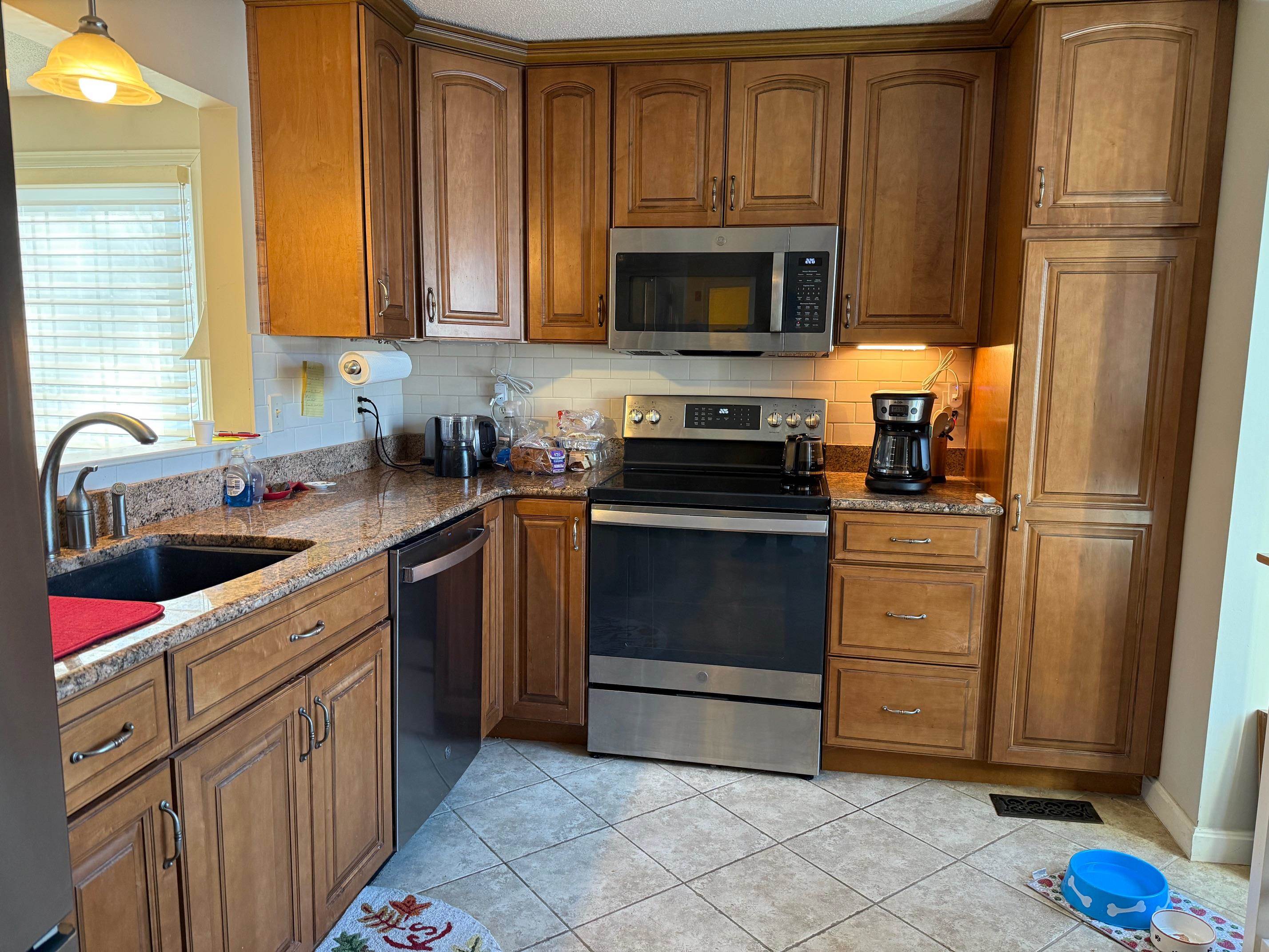 555 Straw Hill Rd, Manchester, NH 03104