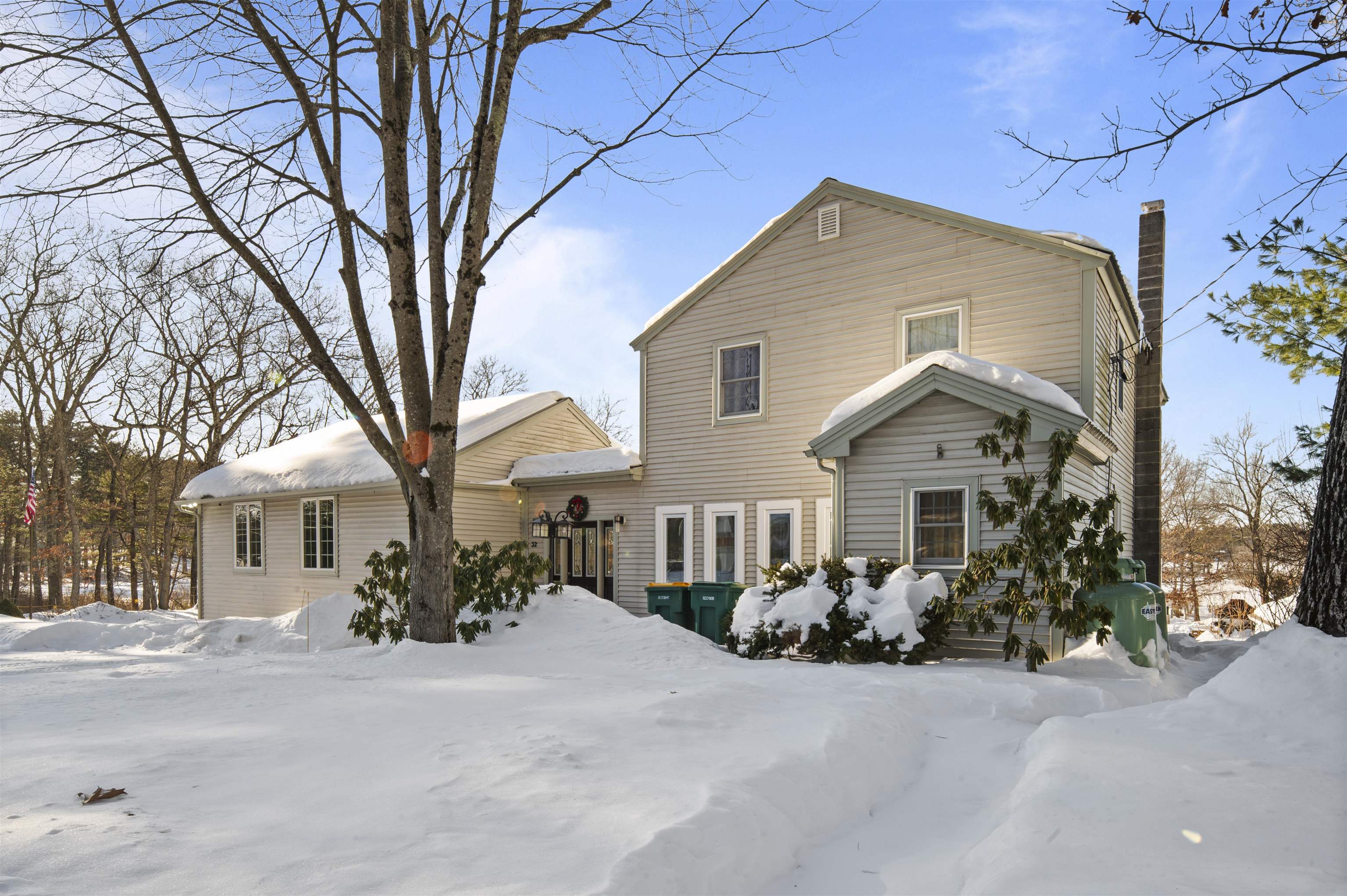 32 Main St, Kingston, NH 03848