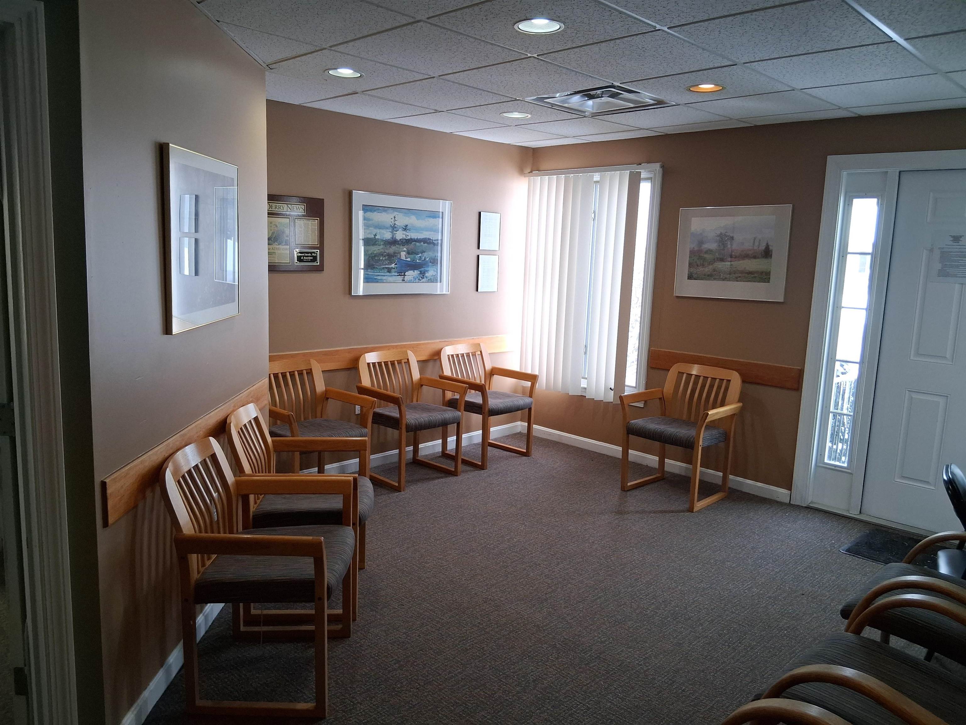 12 Parmenter Rd, Londonderry, NH 03053