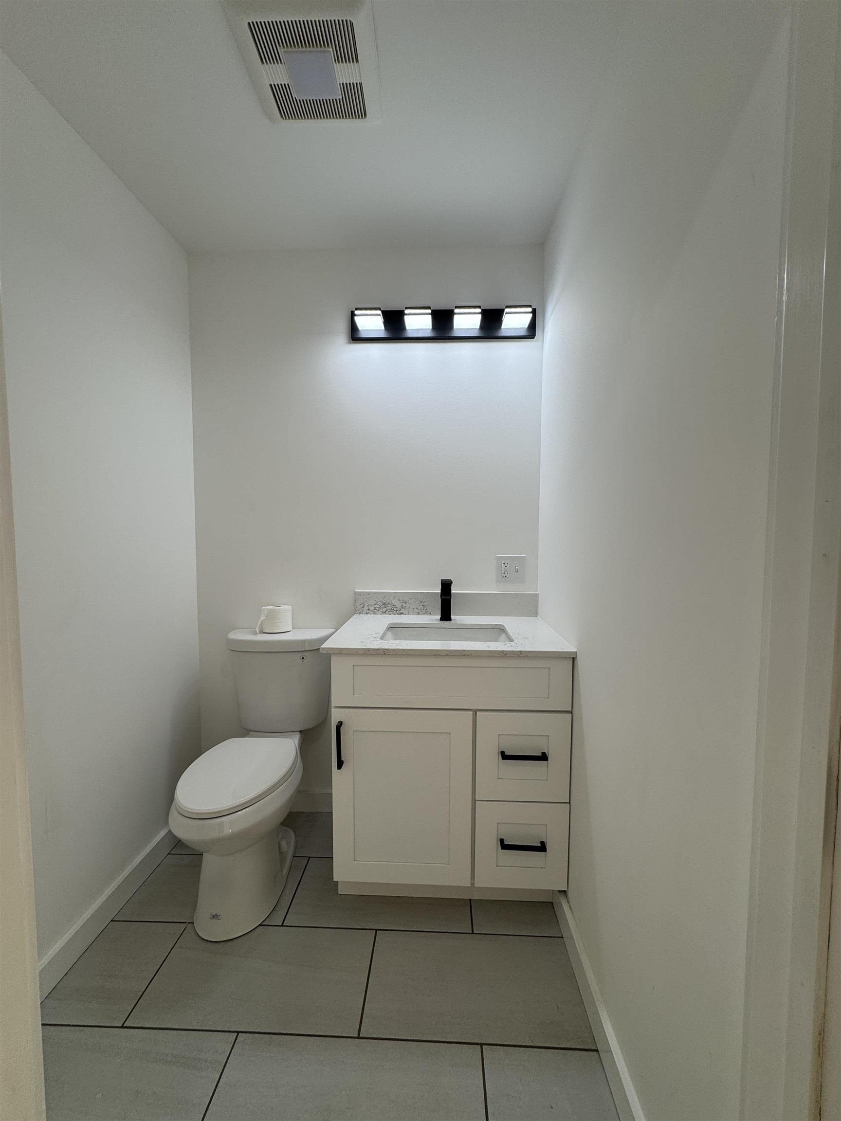 Half Bath 24700483