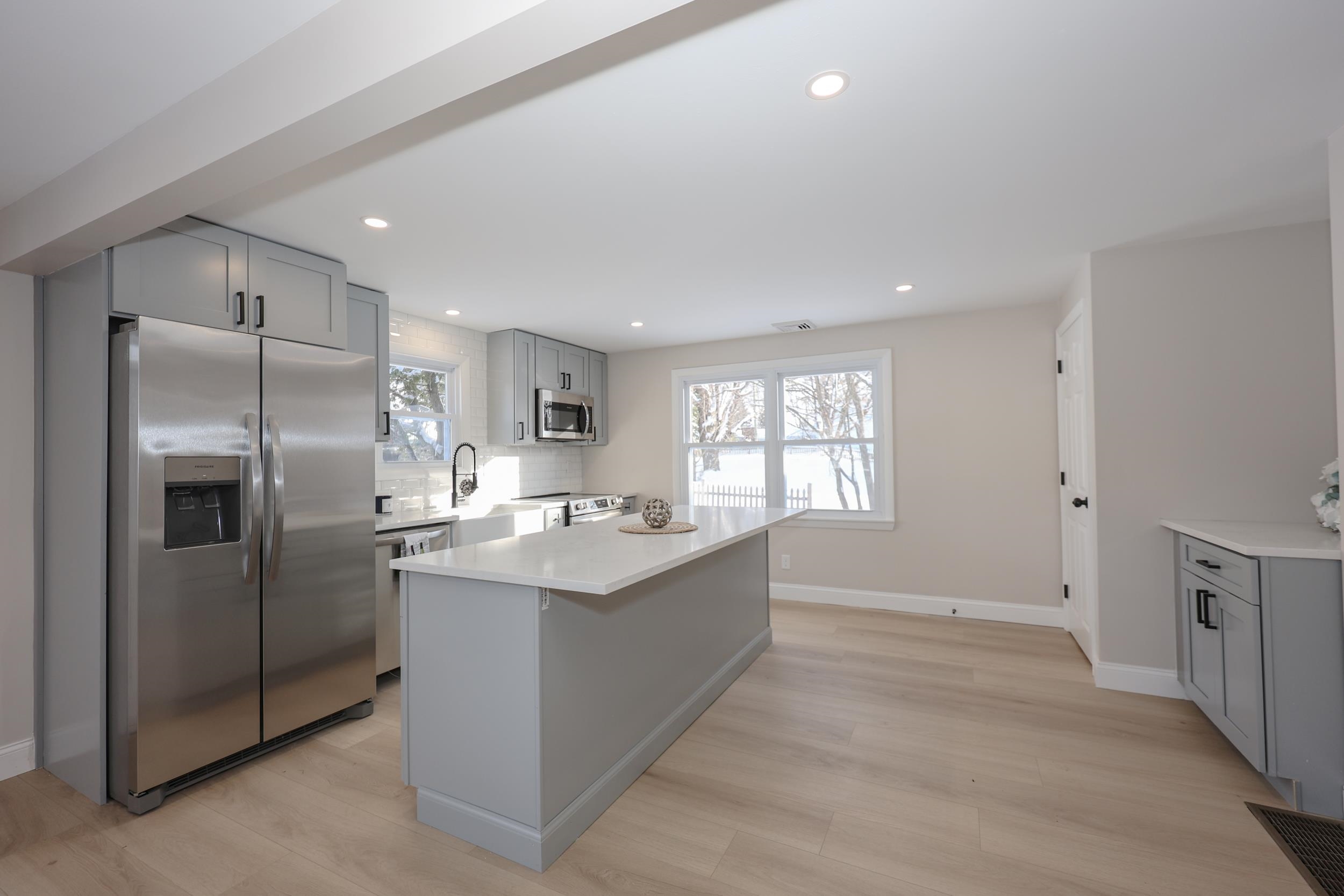 6 Mountain View St, Nashua, NH 03060