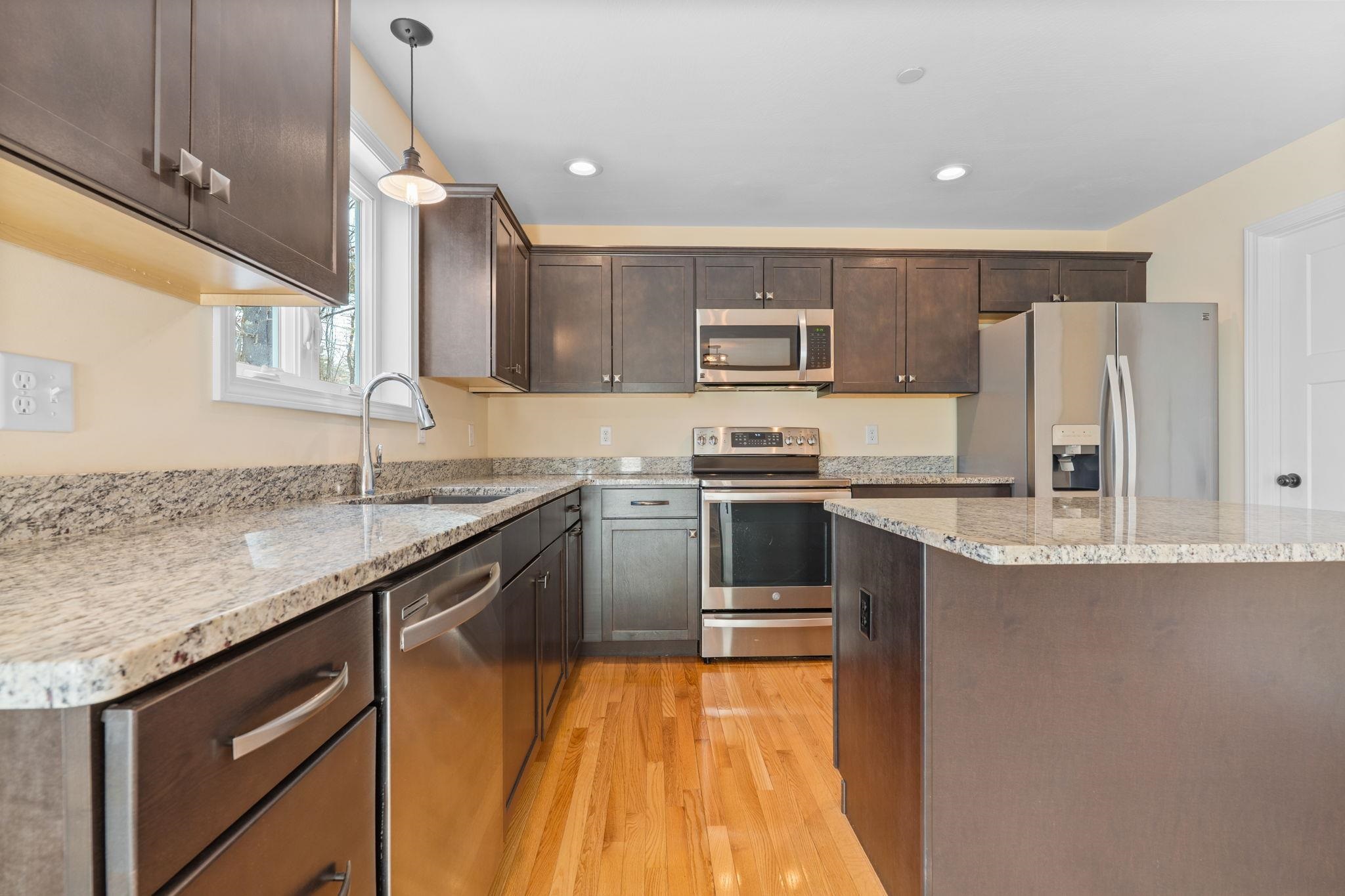 11 Rockingham Rd, Auburn, NH 03032