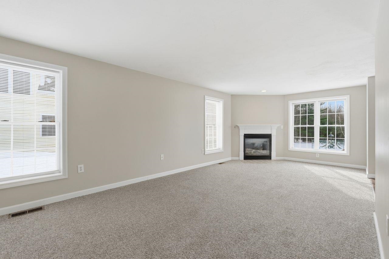 77 Barbara Ln, Hudson, NH 03051