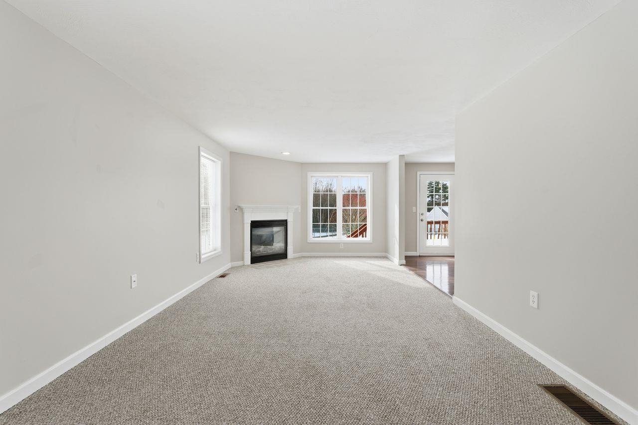 77 Barbara Ln, Hudson, NH 03051