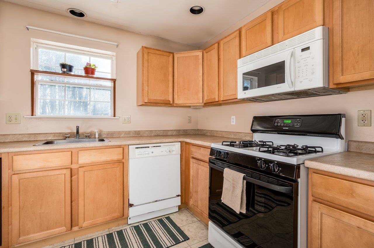 15 Tampa Dr, Rochester, NH 03867