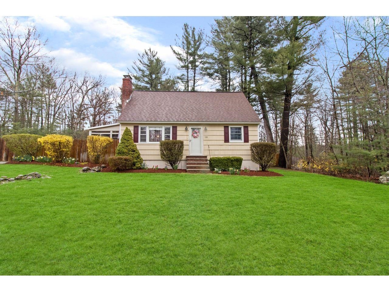 18 Ridgecrest Dr, Hudson, NH 03051