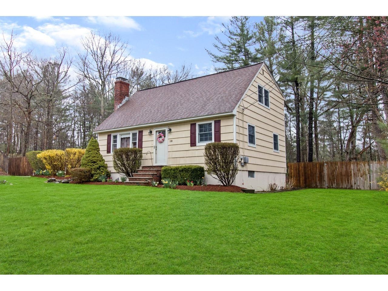 18 Ridgecrest Dr, Hudson, NH 03051