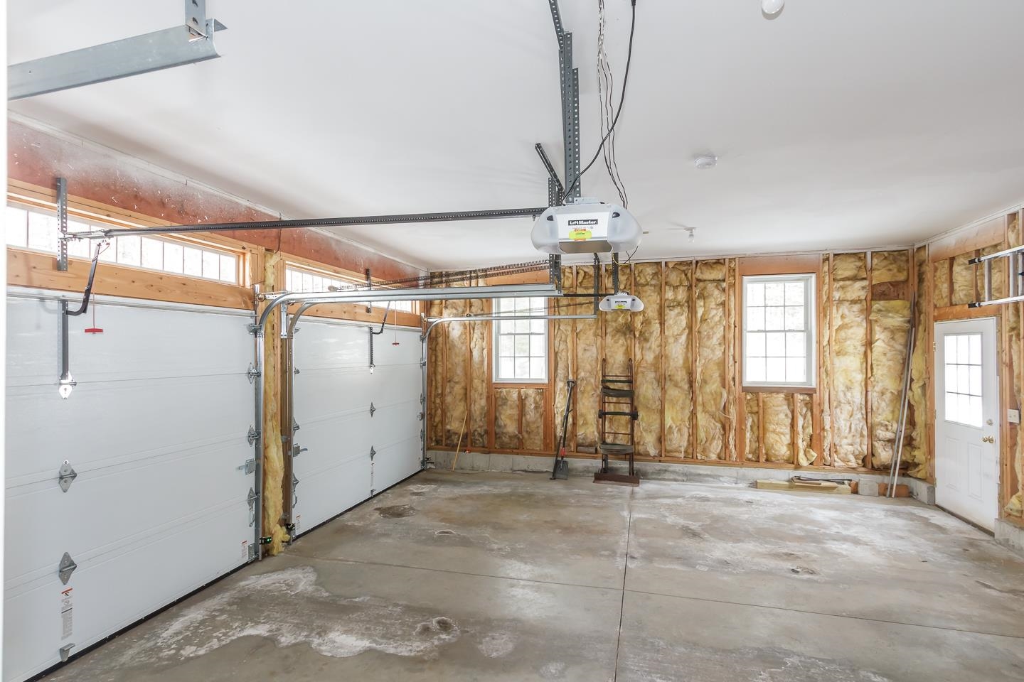 30 Fox Hollow Dr, Weare, NH 03281